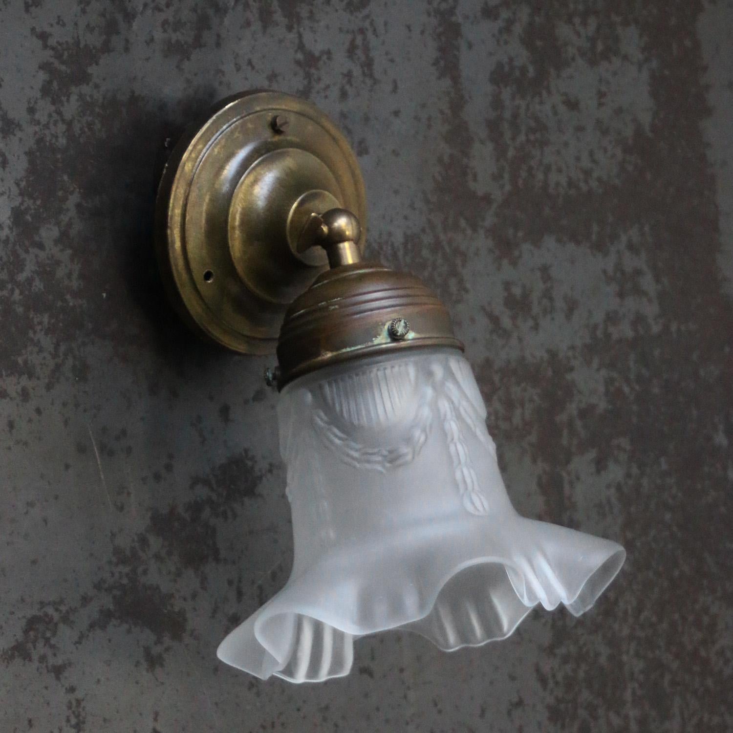 XX secolo Lampada da parete Art Nouveau francese in ottone con vetro smerigliato in vendita