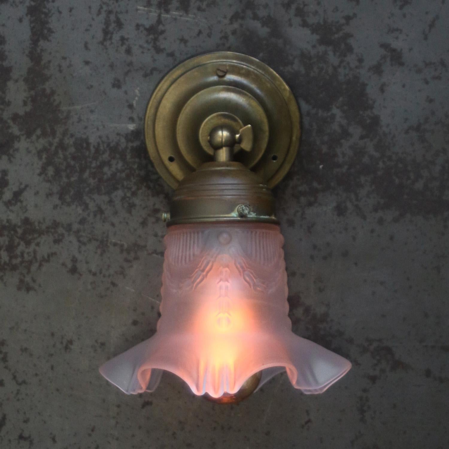 Ottone Lampada da parete Art Nouveau francese in ottone con vetro smerigliato in vendita