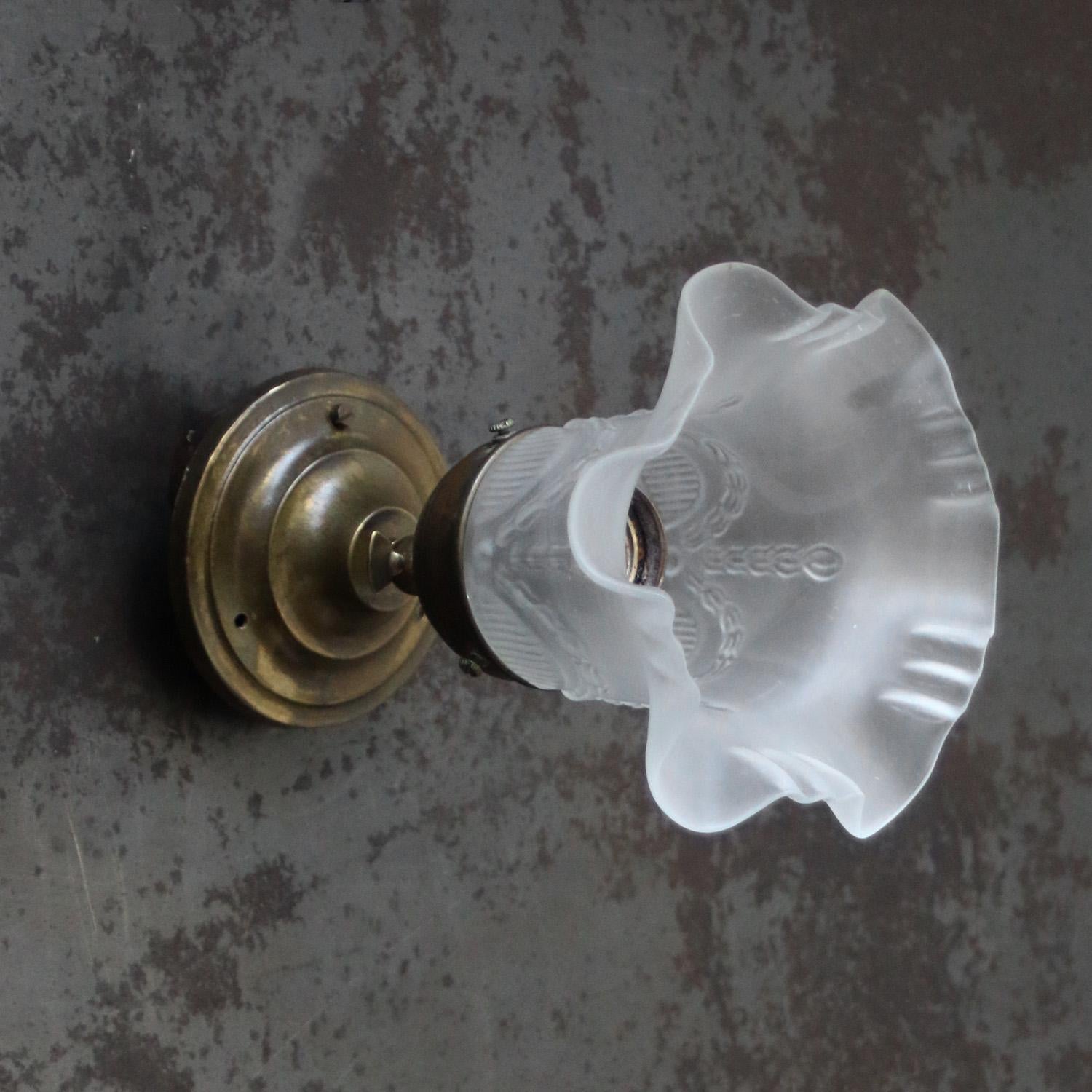 Lampada da parete Art Nouveau francese in ottone con vetro smerigliato in vendita 2