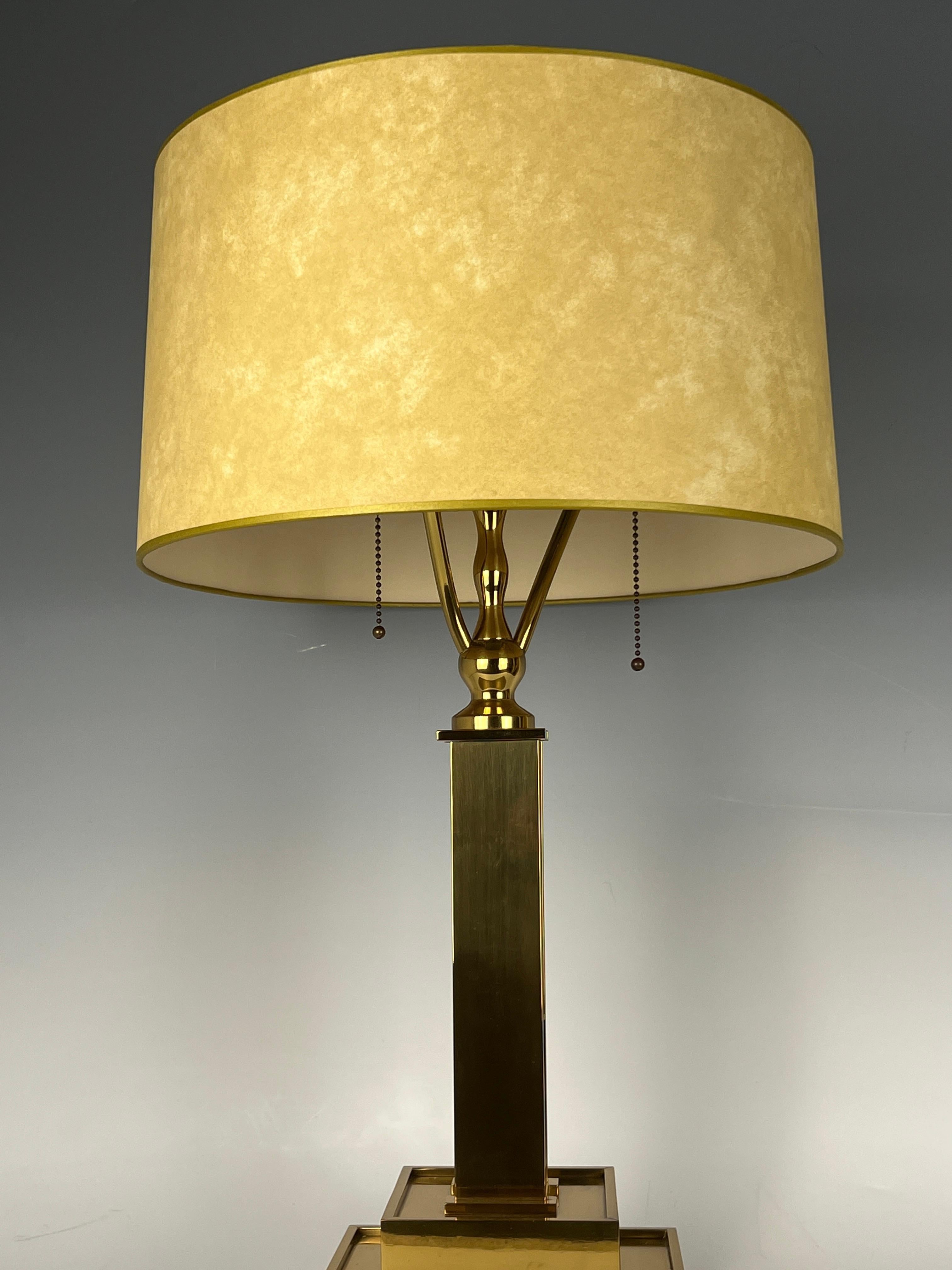 Französische Tischlampe aus Messing (20. Jahrhundert) im Angebot