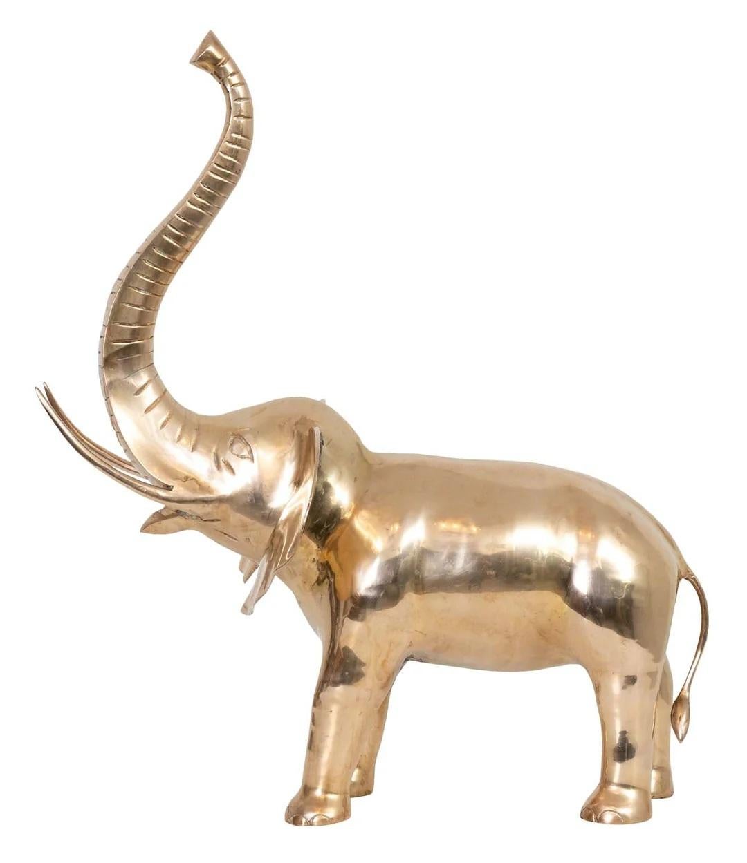 Sculpture d'éléphant en laiton à grande échelle. Polissage à la main,  Les taches claires ou foncées sont des reflets de la lumière. Belle condition vintage. Il est parfait sur une étagère ou une table basse. Prêt à l'emploi.