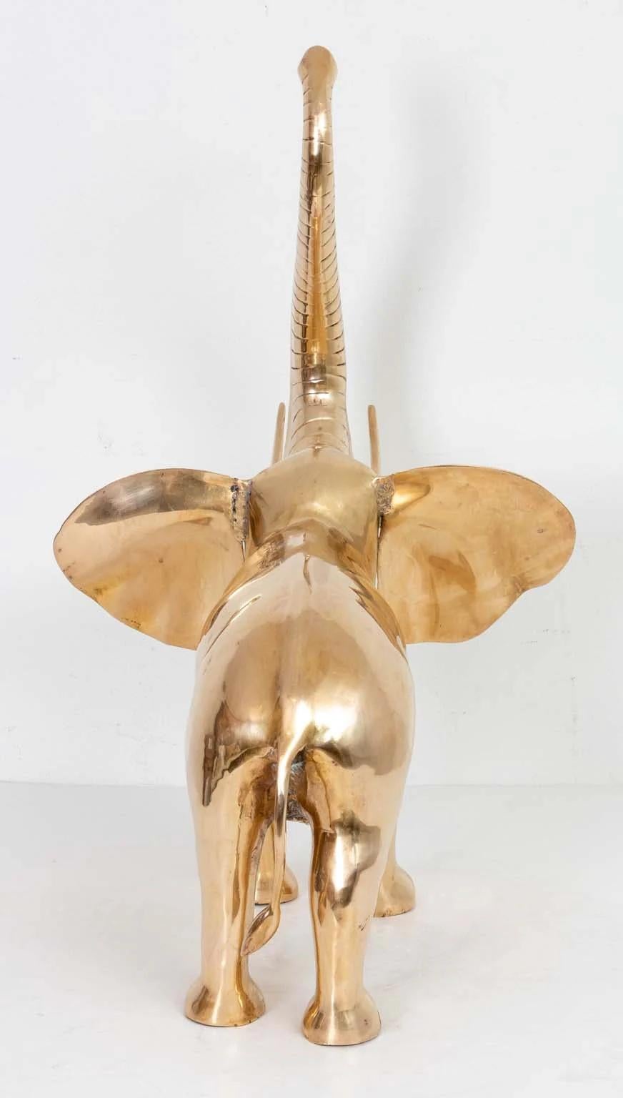Hollywood Regency Sculpture d'éléphant en laiton en vente