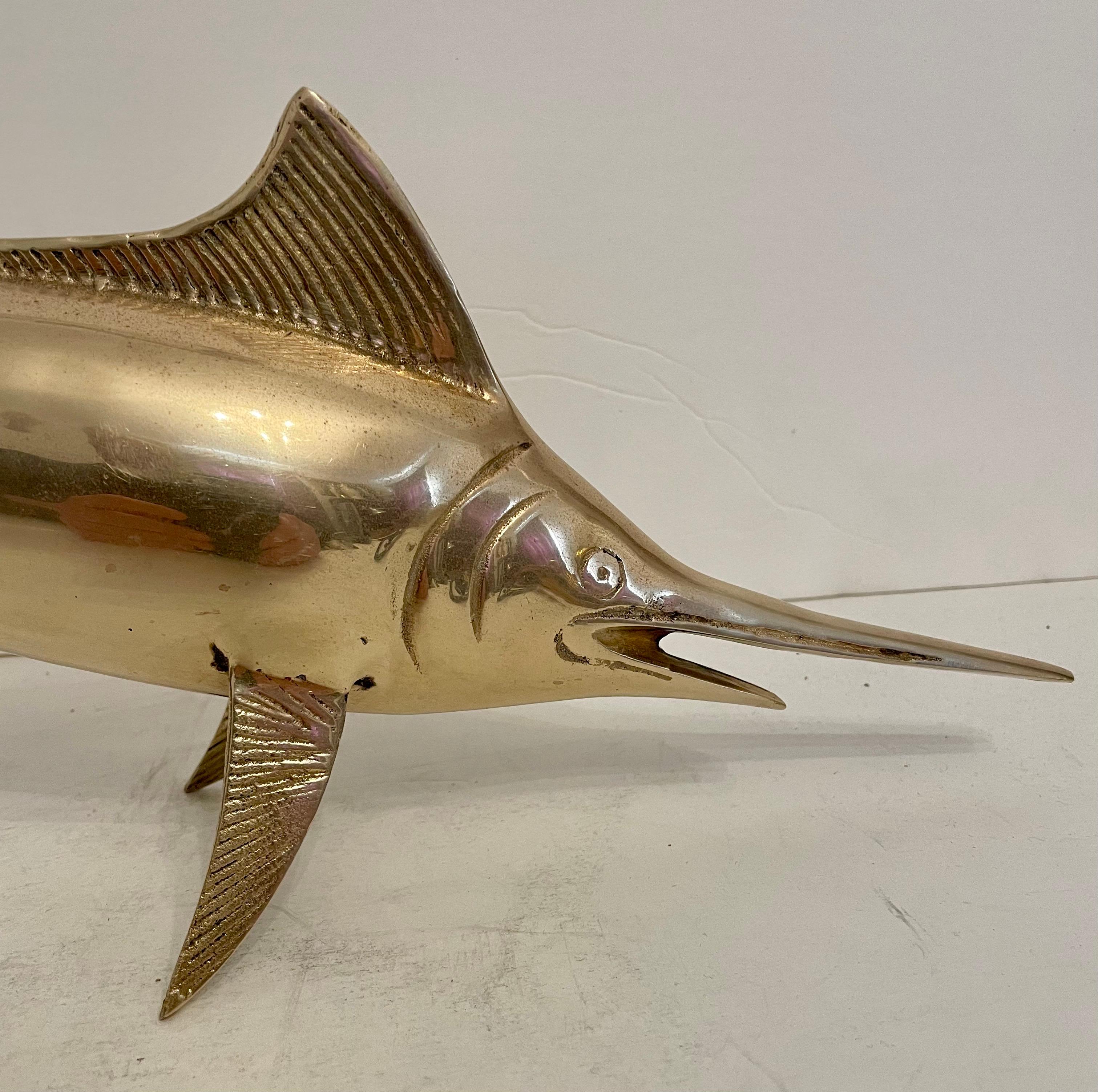 Skulptur aus Messing mit vollem Mieder aus Marlin (Koreanisch) im Angebot