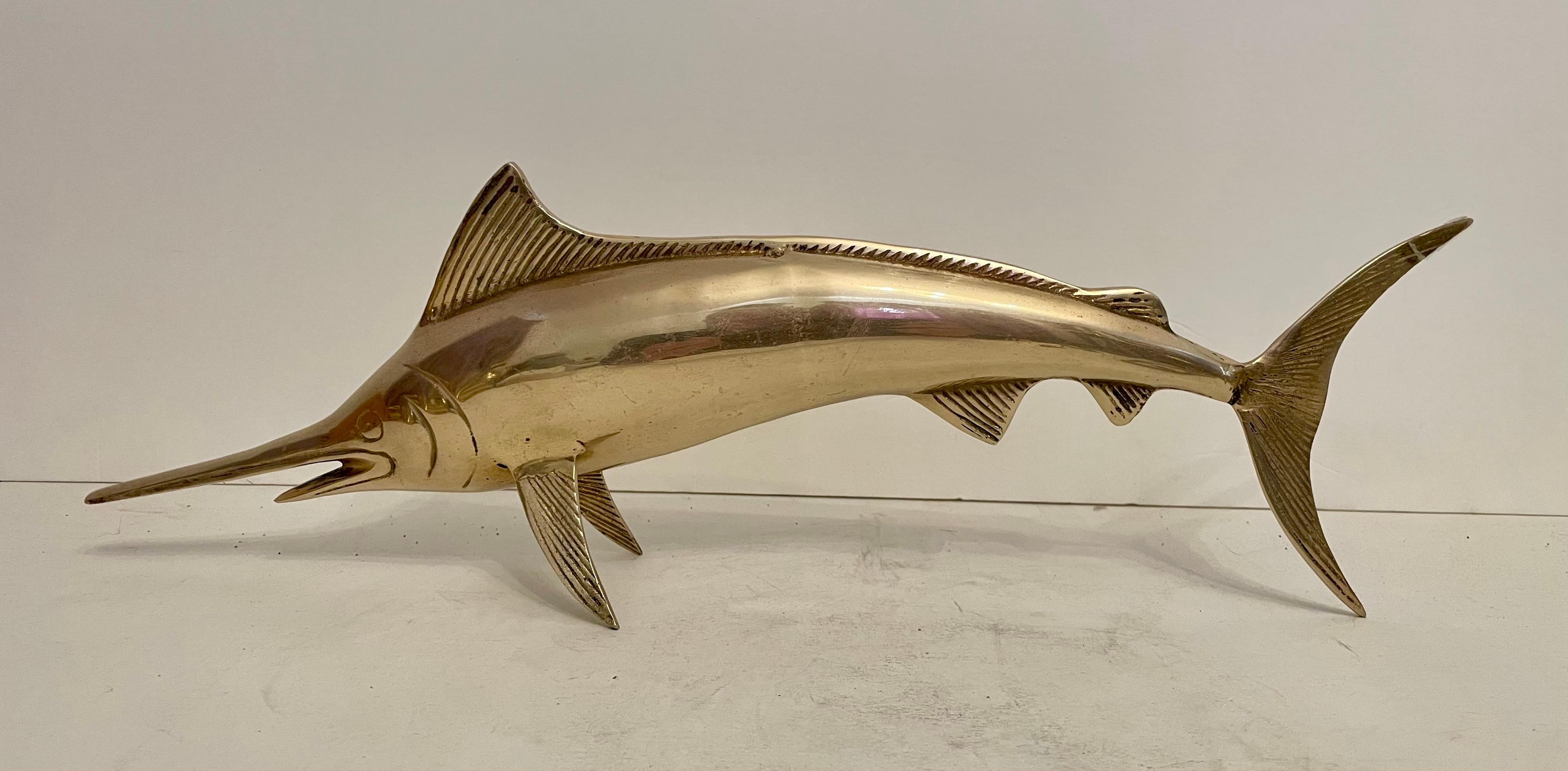 Skulptur aus Messing mit vollem Mieder aus Marlin im Angebot 1