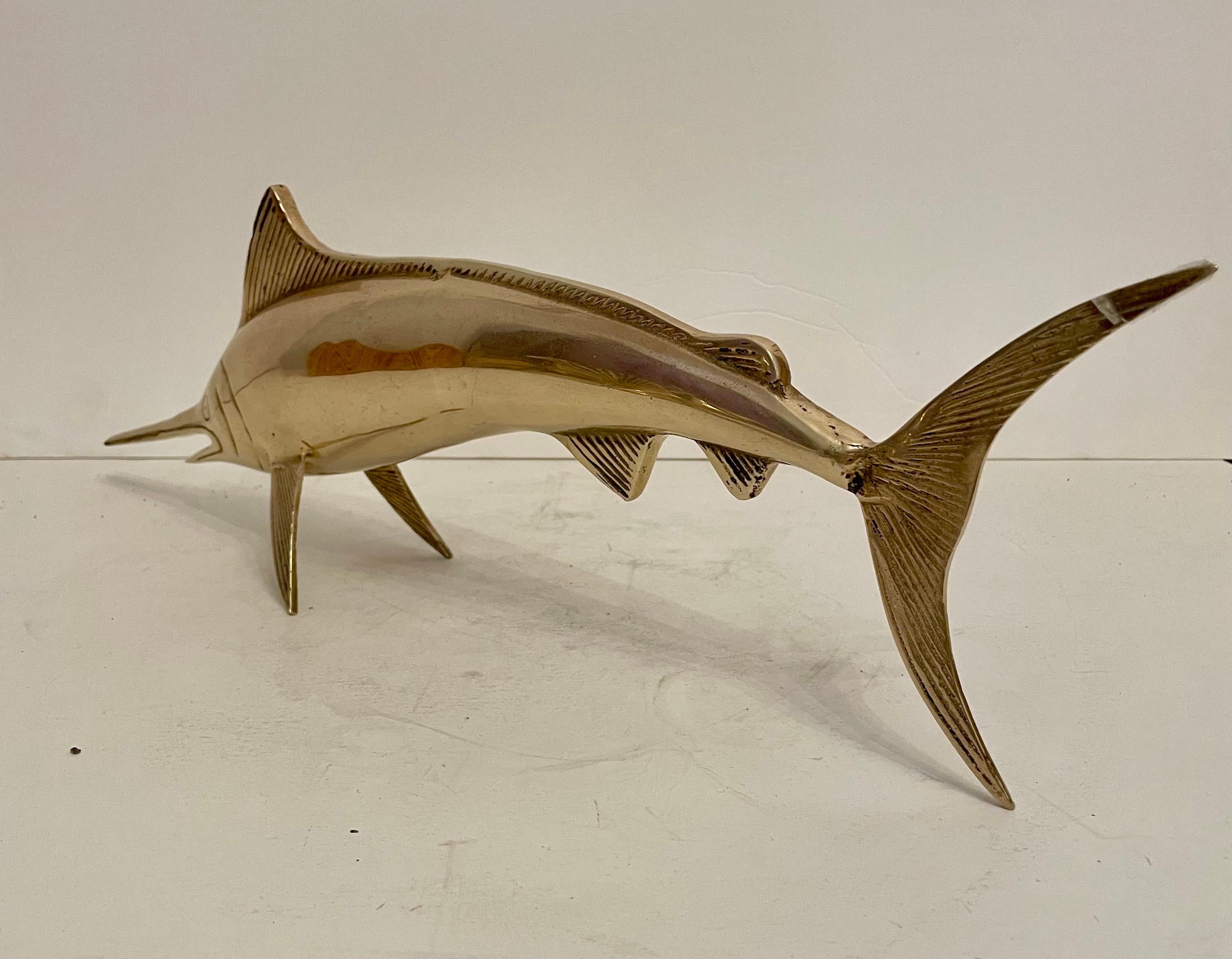 Skulptur aus Messing mit vollem Mieder aus Marlin im Angebot 2
