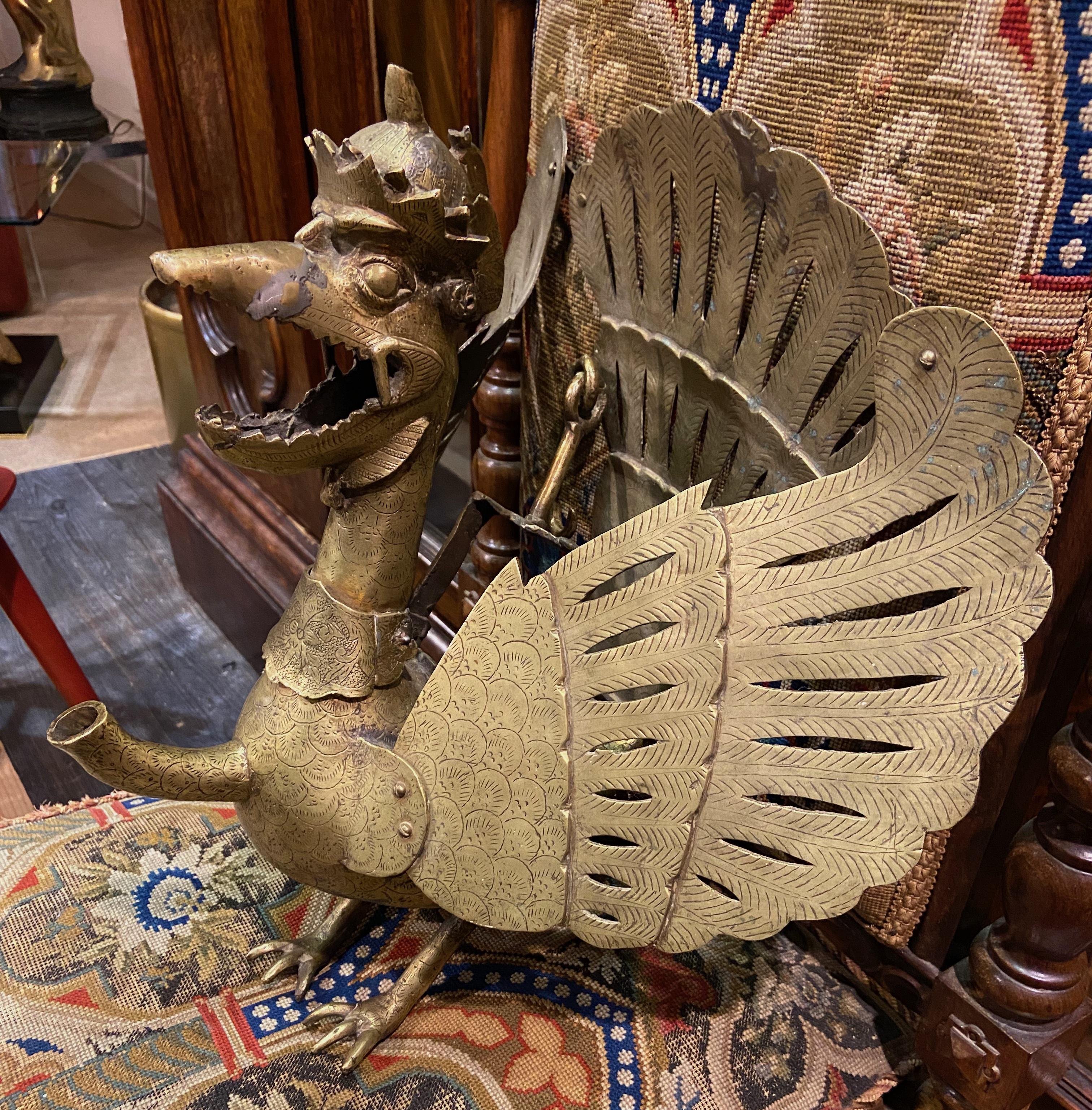 La lampe était utilisée dans les spectacles de wayang kulit (marionnettes d'ombre). Il brûlait de l'huile de noix de coco et était suspendu au-dessus de la tête du marionnettiste, derrière l'écran sur lequel étaient projetées les ombres des