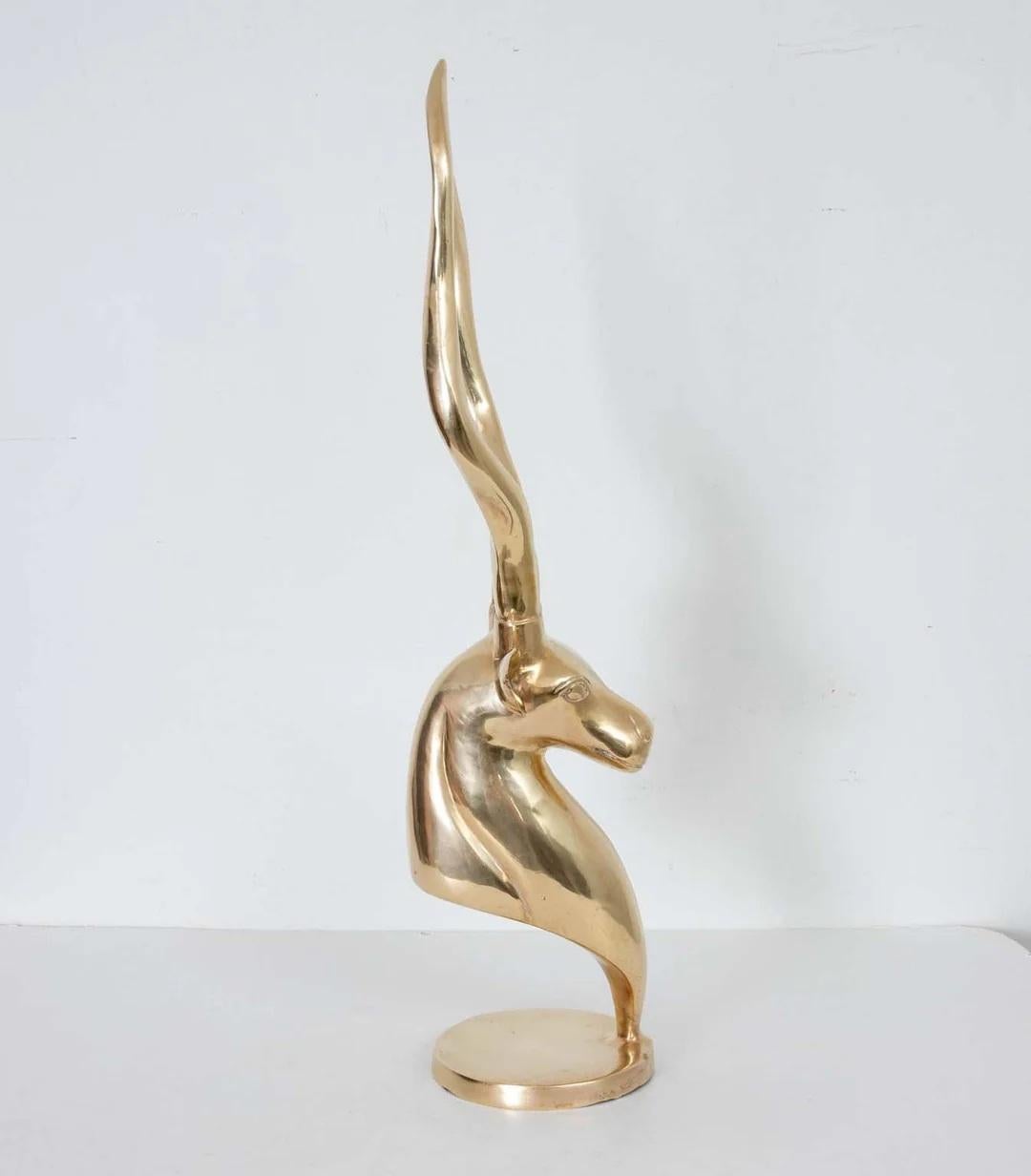 Scultura di gazzella in ottone su base in ottone. Buone condizioni generali, le aree chiare o scure sono solo un riflesso. Pronto per la visualizzazione