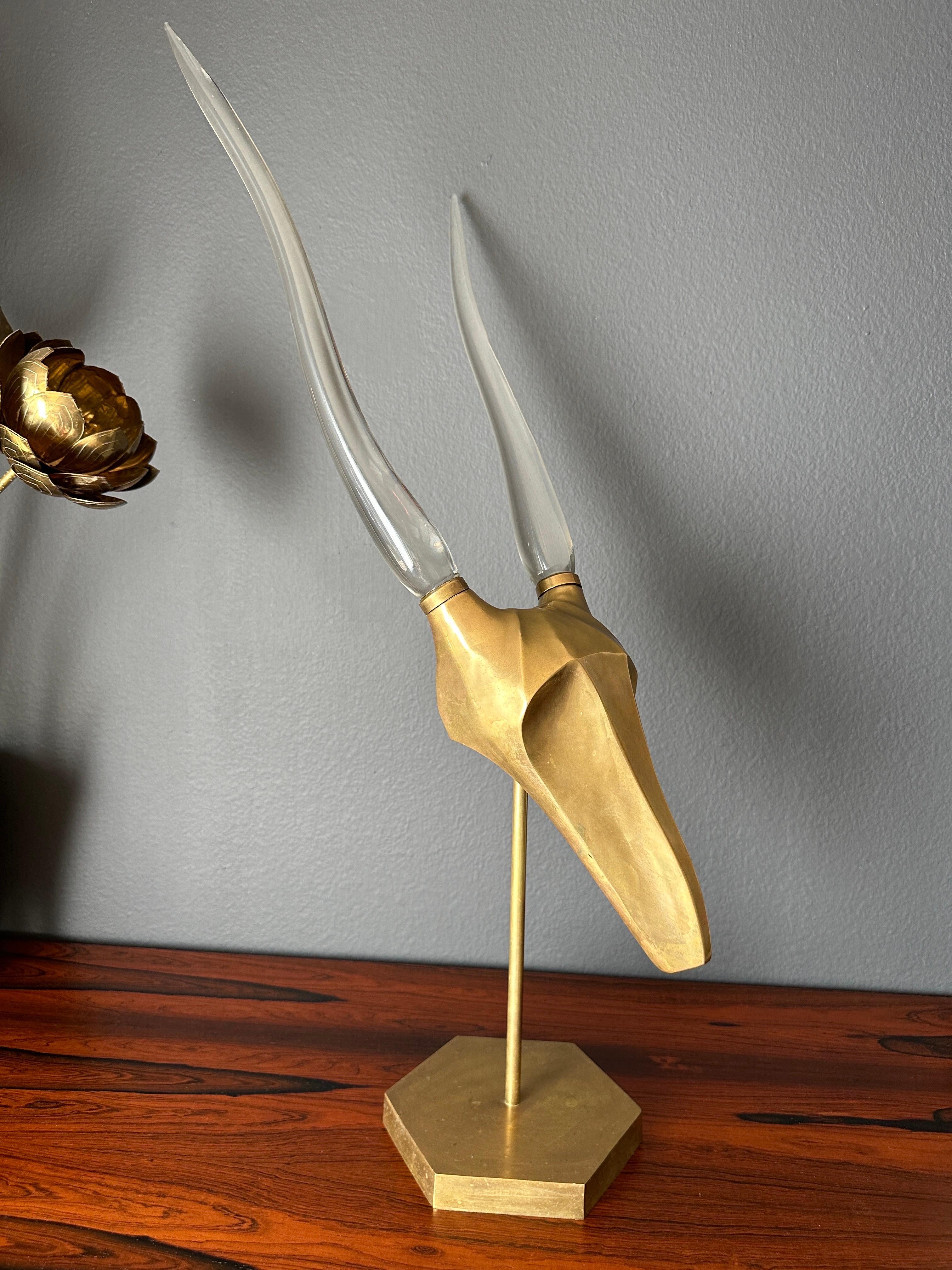 Gazelle-Skulptur aus Messing mit Glashornen (Hollywood Regency) im Angebot