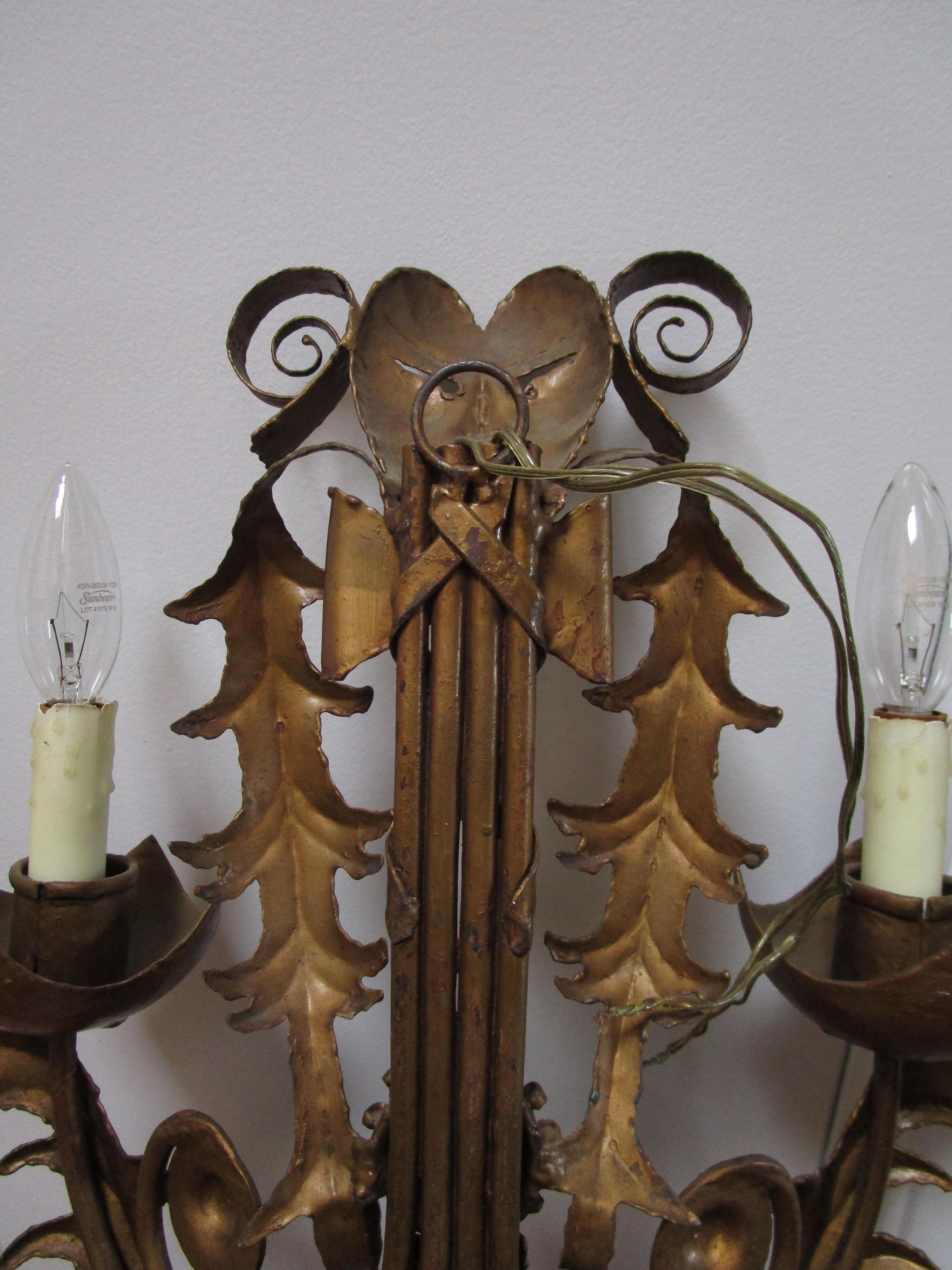 Francese Scontrino in ottone dorato a due candele in stile francese in vendita