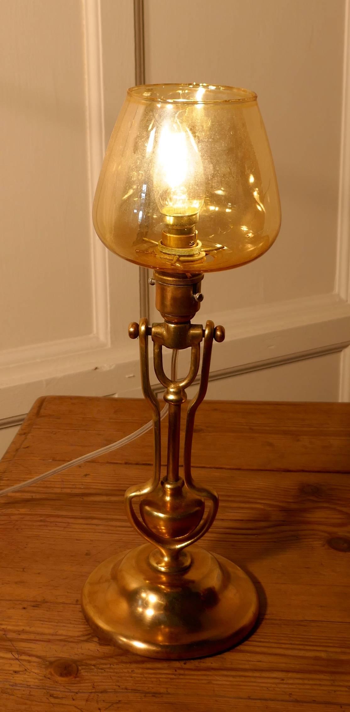 Lampe de table ou lampe murale Gimbal Ships en laiton Bon état - En vente à Godshill, Isle of Wight