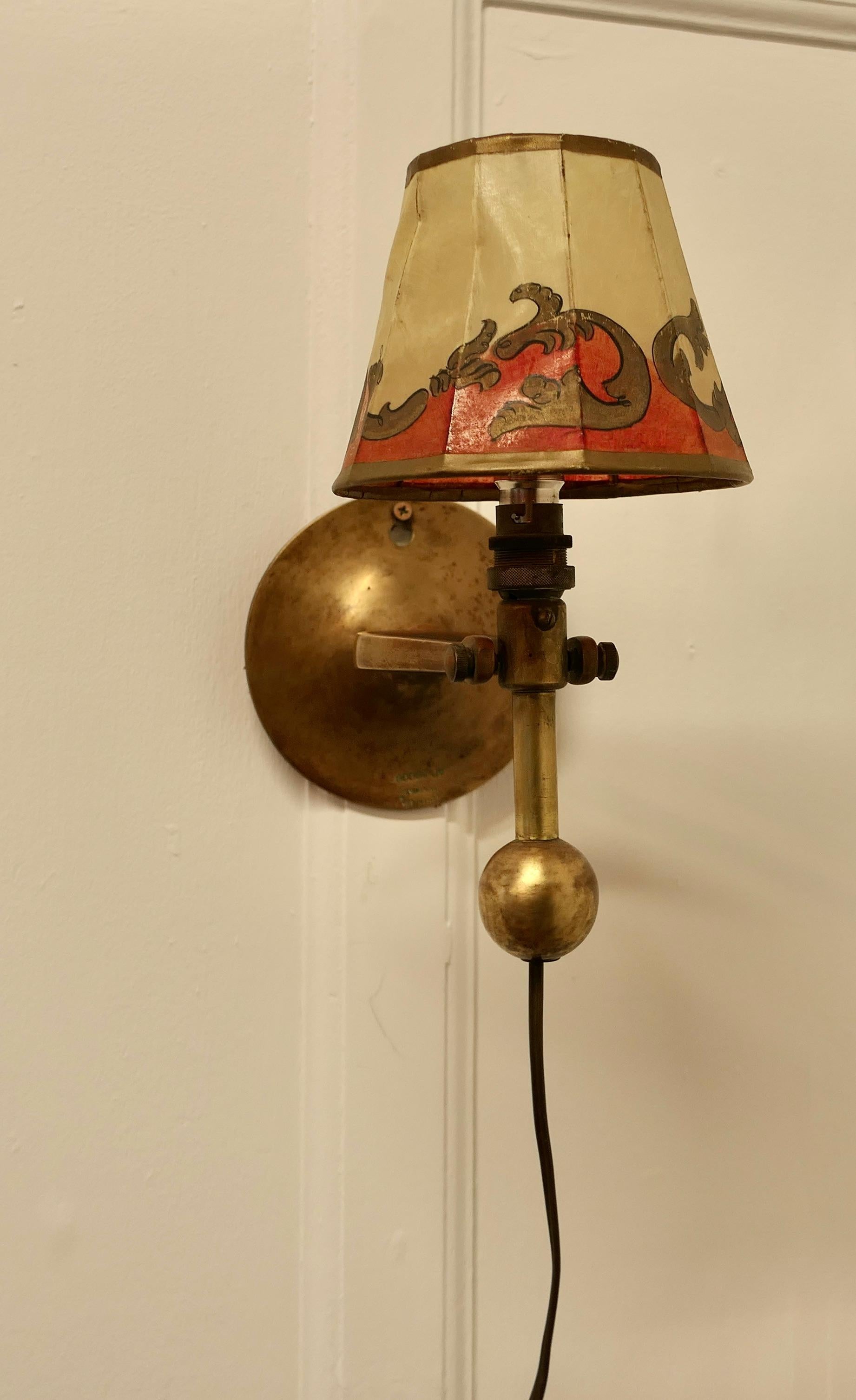 Lámpara de latón Gimbal Ships, de pared o de sobremesa principios del siglo XX en venta