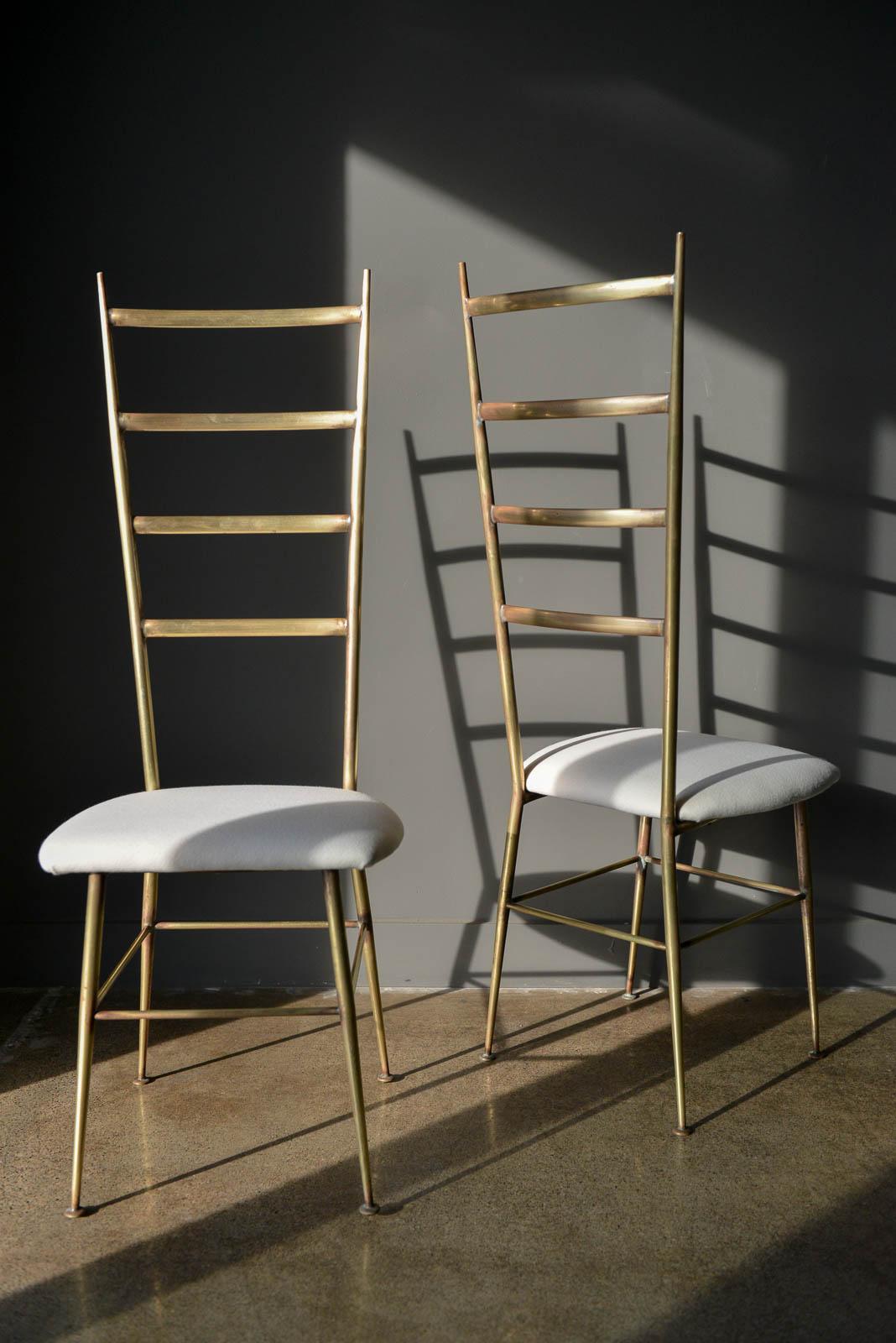 Brass Gio Ponti style Italian ladder back chairs, circa 1970. Beautiful brass frames with just the right amount of patina. New cream colored fabric seats and original feet. Great style, works wonderfully with almost any style decor.

Measure 18