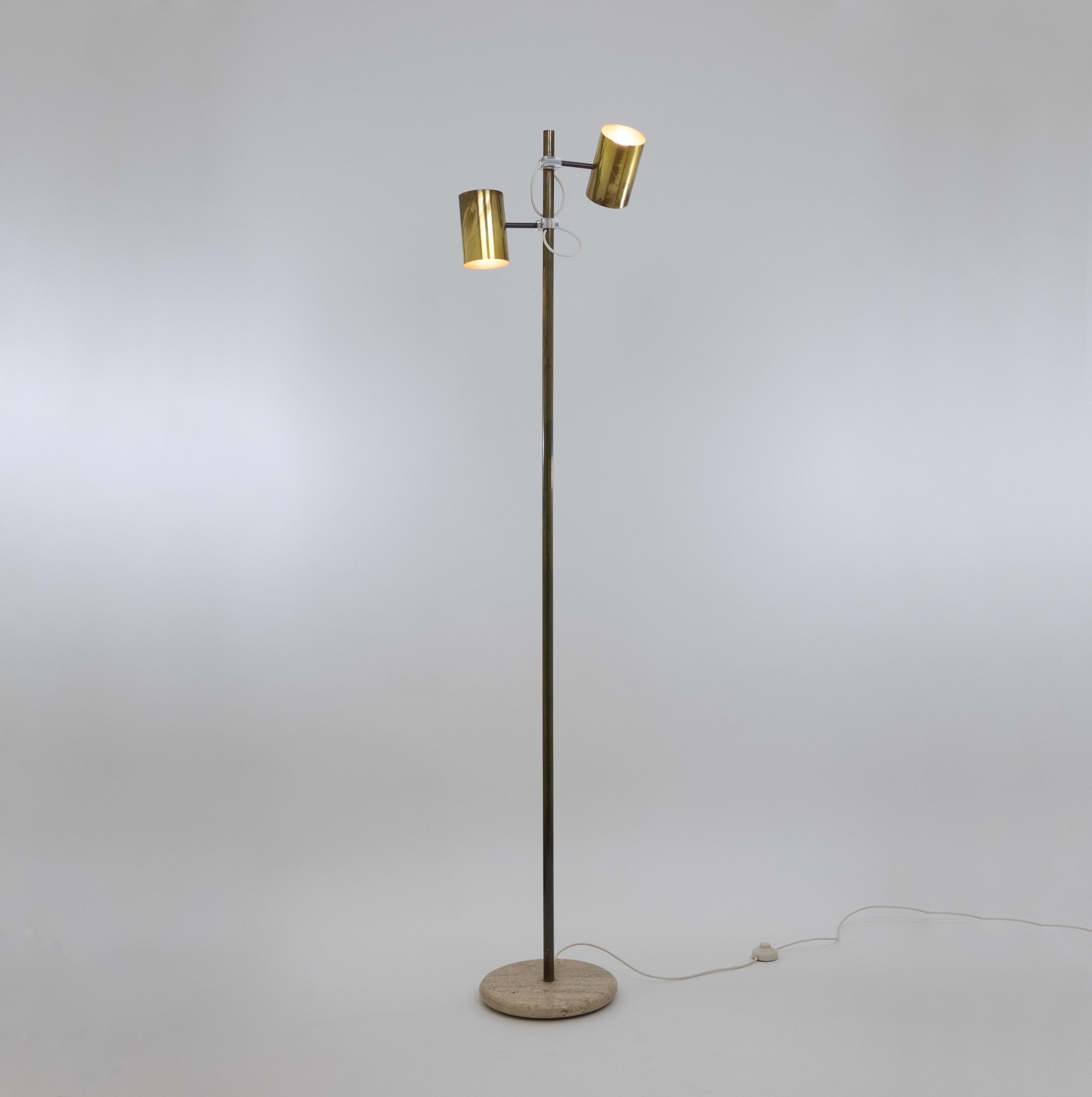 Lámpara de pie Giunco, diseñada por Fulvio Ferrari para su propia empresa Solka B.

El vástago de esta lámpara y los reflectores ajustables independientemente son de latón (máx. 100 W); la base es de travertino. En el catálogo de Solka B también hay