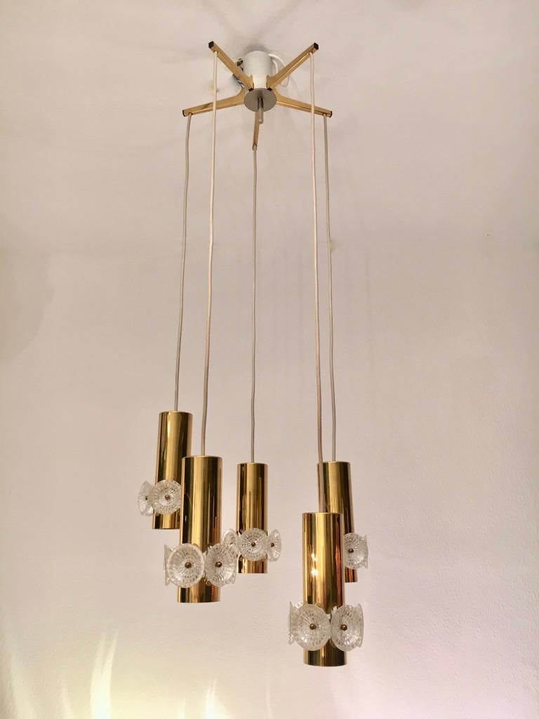 5-armige Pendelleuchte aus Messing und Glas von Carl Fagerlund für Orrefors, Schweden, 1960er Jahre
Perfekter Zustand
Höhenverstellbar für jede Lampe
H 110 x T 45 cm.