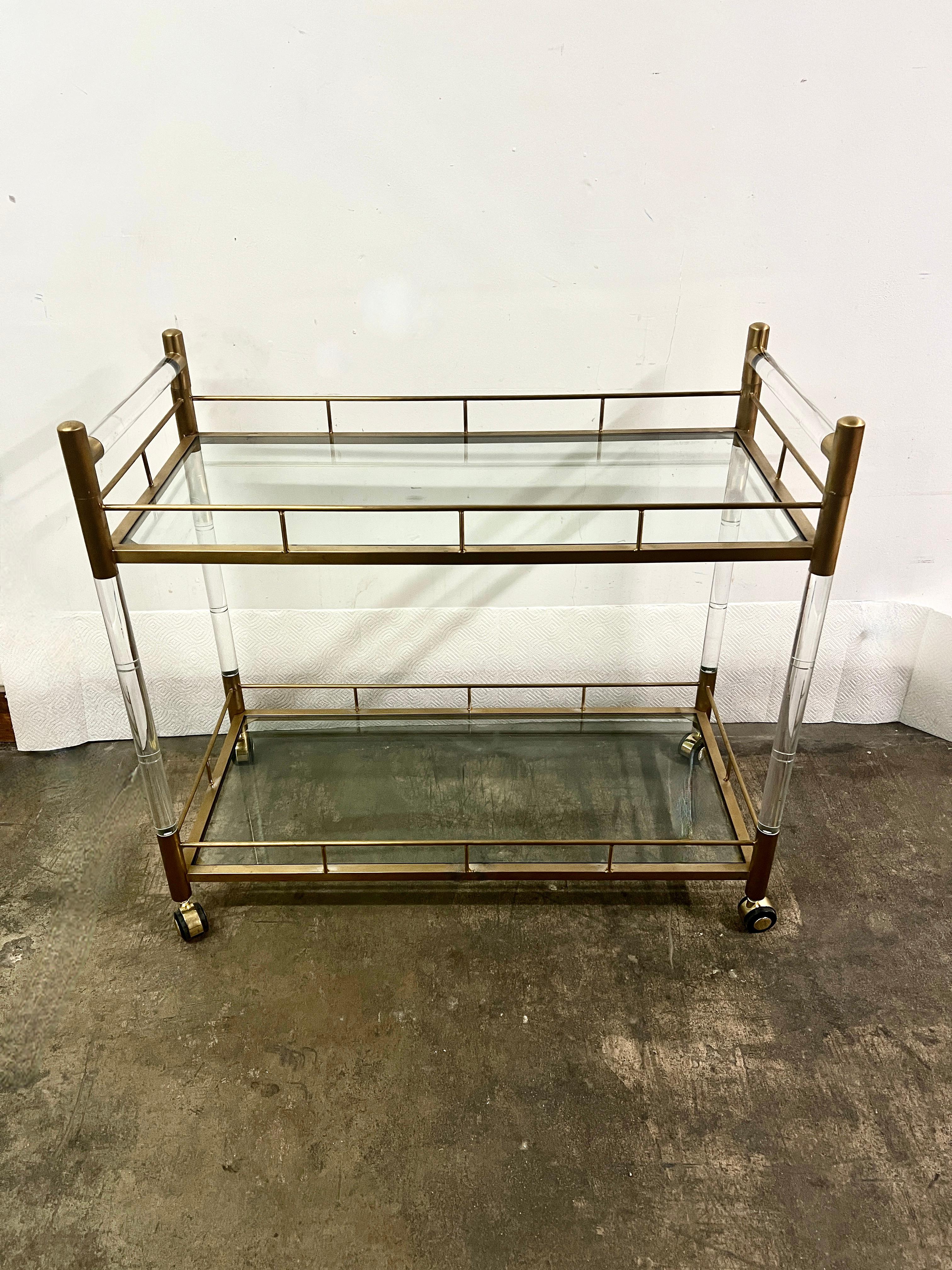 Zweistöckiger Barwagen aus Messing, Glas und Acryl (Moderne)