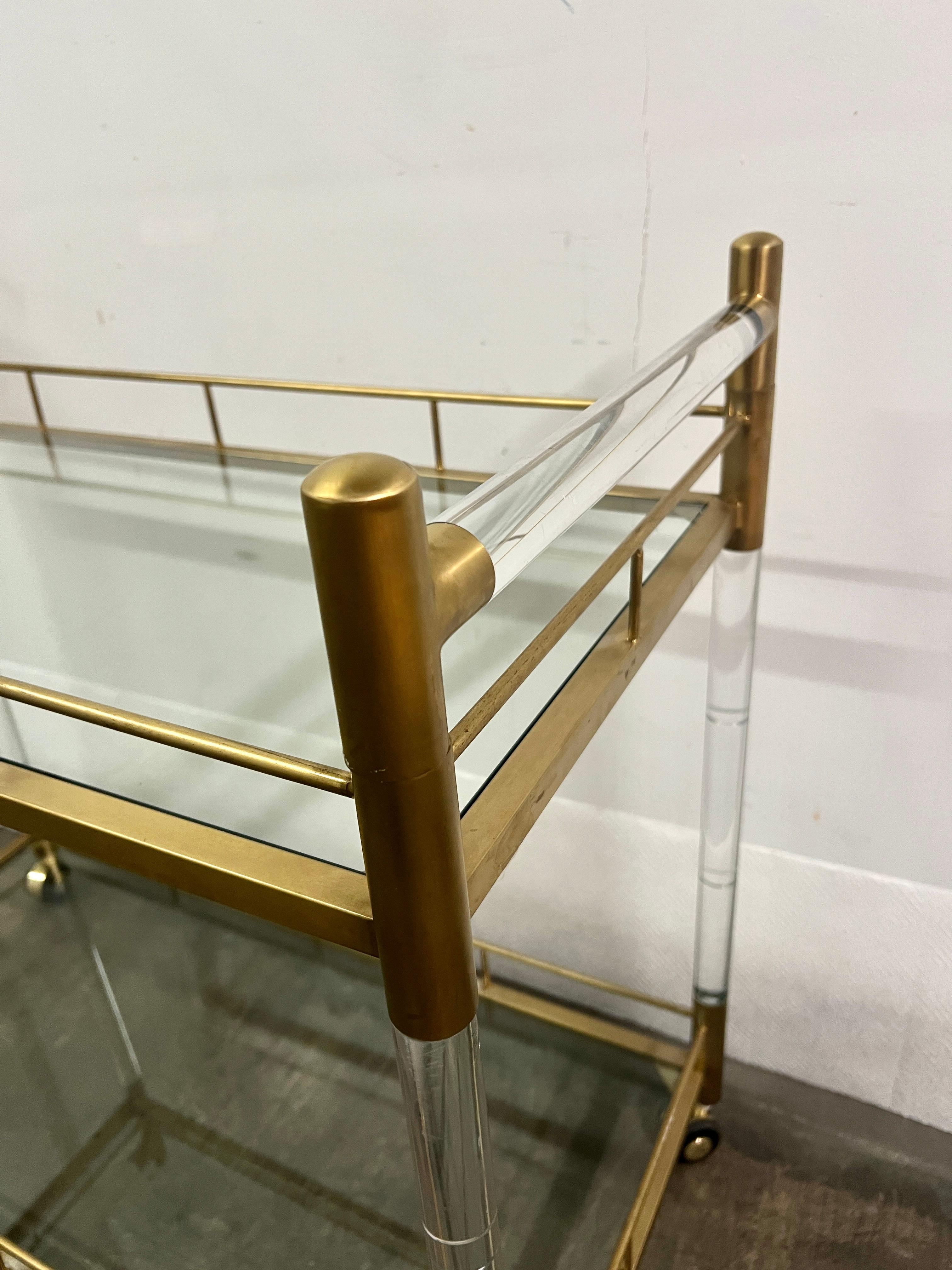 Zweistöckiger Barwagen aus Messing, Glas und Acryl im Zustand „Gut“ in Los Angeles, CA