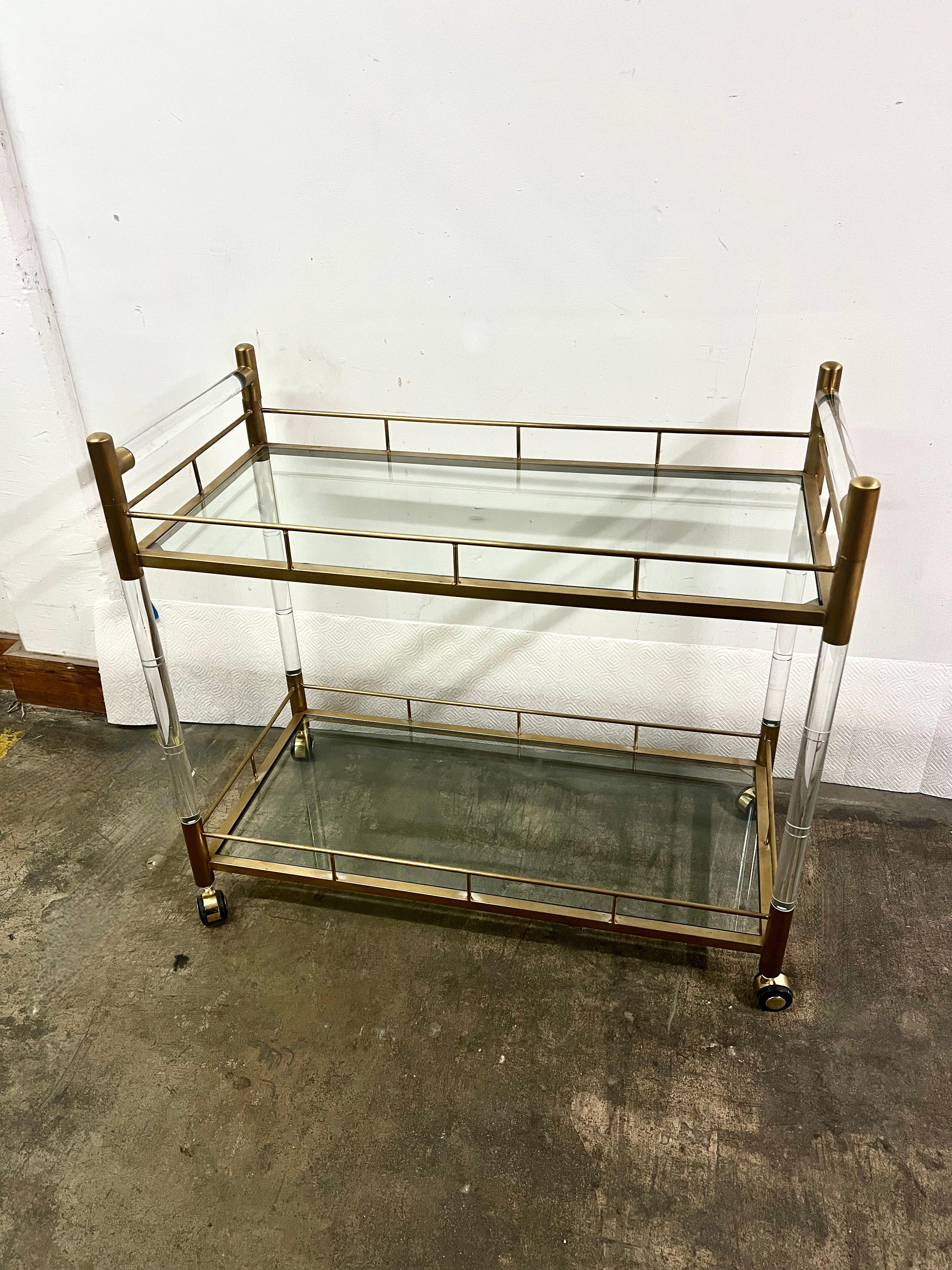 Zweistöckiger Barwagen aus Messing, Glas und Acryl (20. Jahrhundert)
