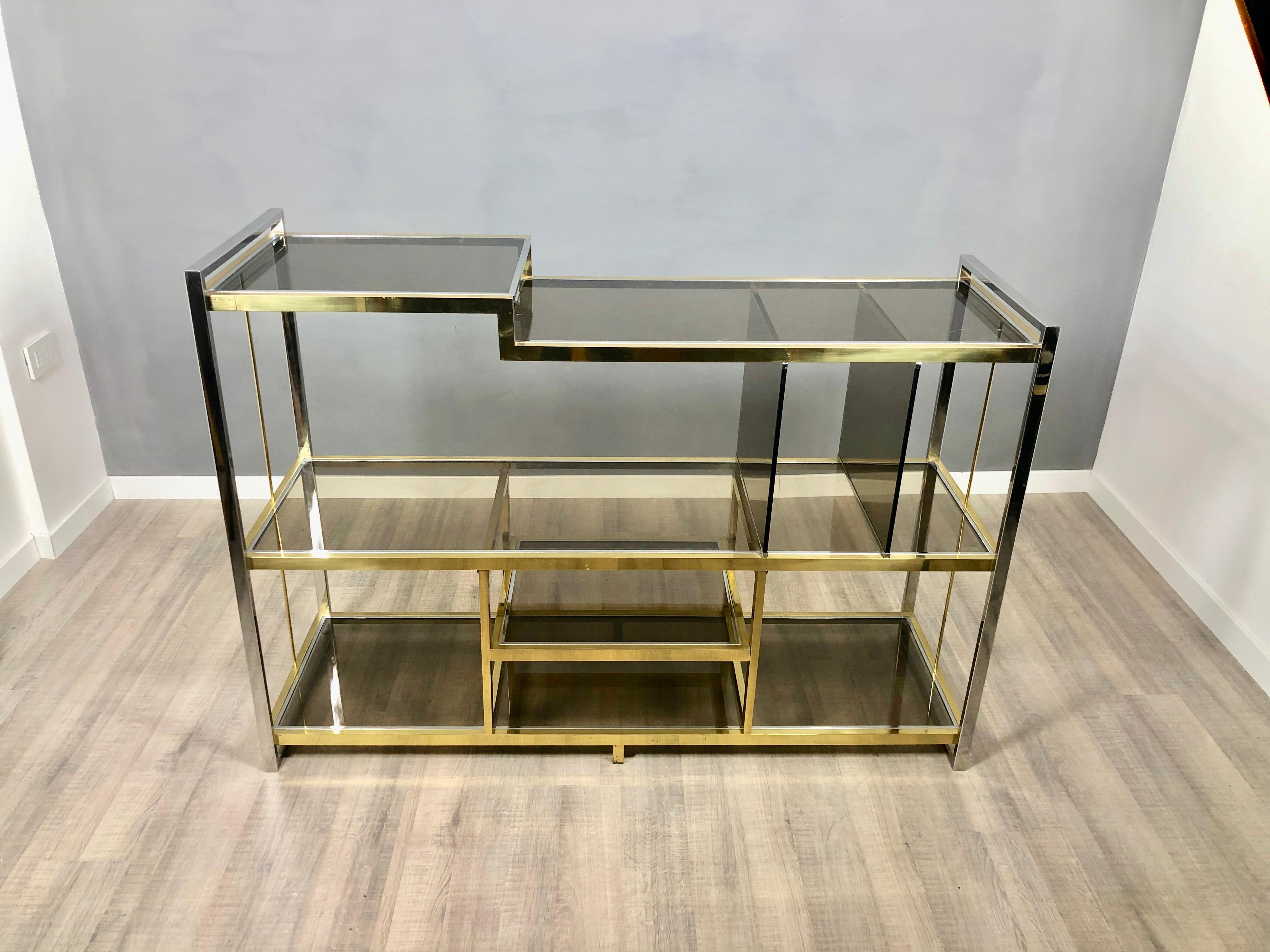 Console / sideboard in brass, chrome and smoked glass. Designed by the Italian Serantoni & Arcangeli for New Ideas Inox, circa 1970s, Italy.
It has its original target.
Condition are excellent, light wear due to age and use, as the photos