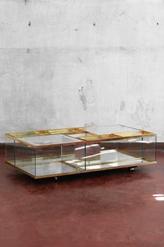 Brass, glass and mirrored glass coffee table with removable trays, 1970 Brass, glass and mirrored glass coffee table with removable trays, 1970