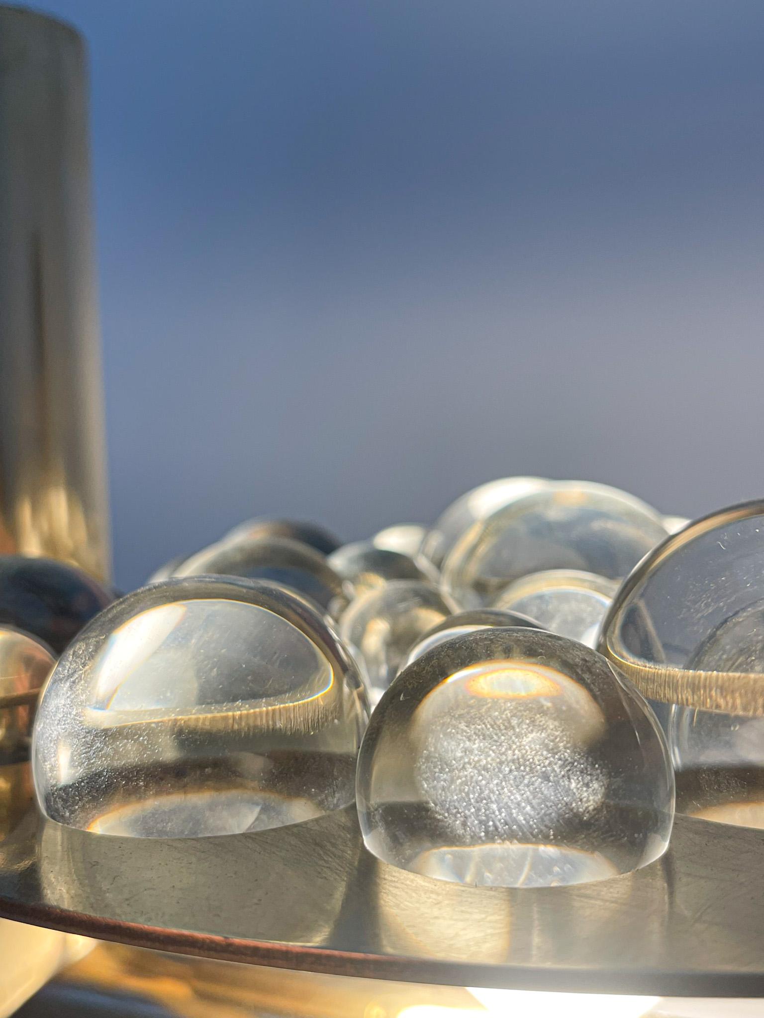 Lampe de table à boules en laiton et verre en vente 9