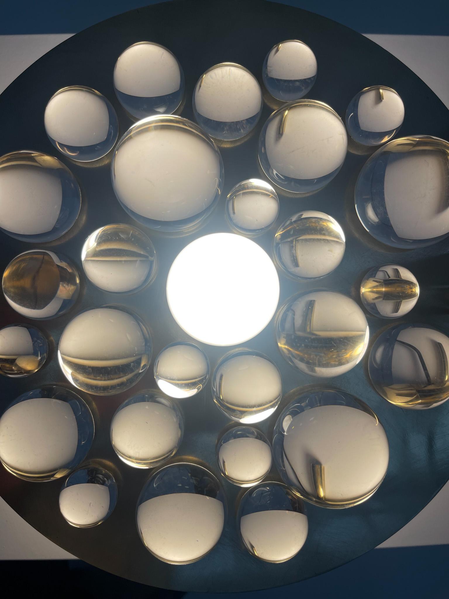 Lampe de table à boules en laiton et verre en vente 10