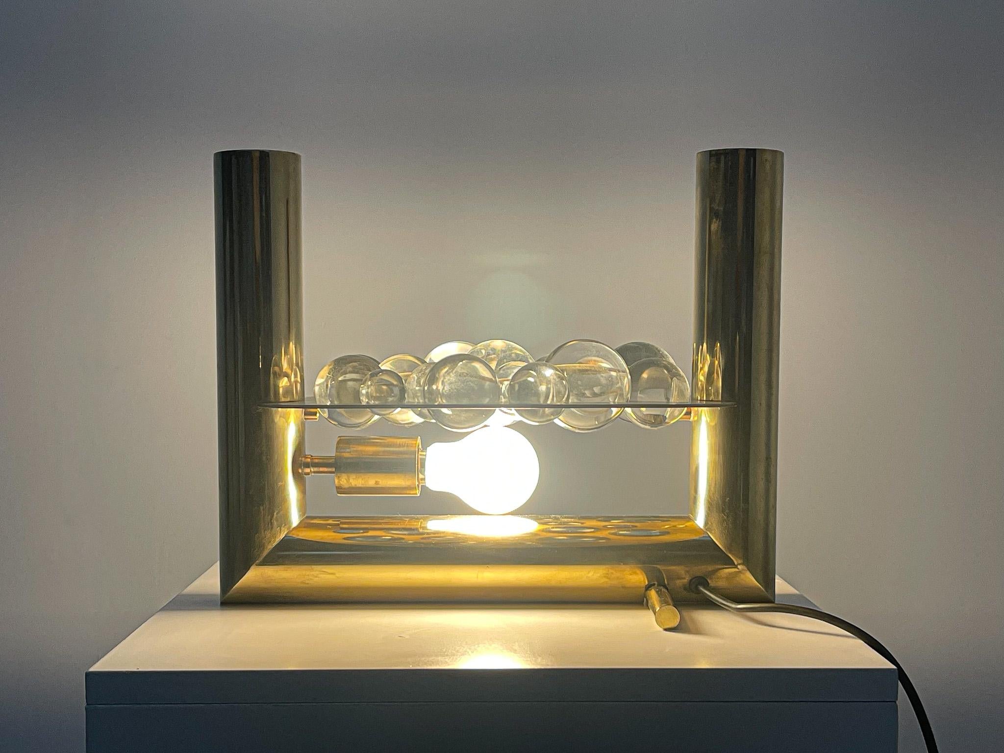 italien Lampe de table à boules en laiton et verre en vente