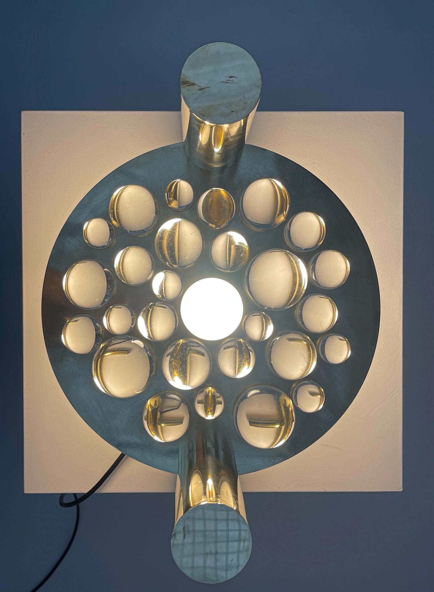 Laiton Lampe de table à boules en laiton et verre en vente