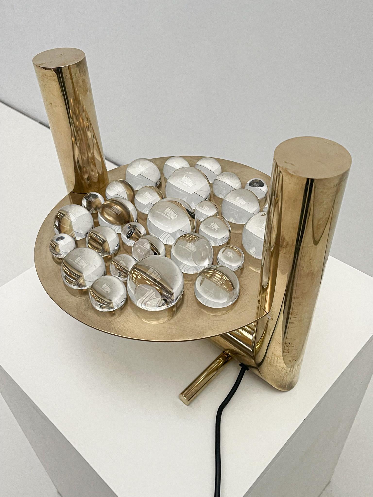 Lampe de table à boules en laiton et verre en vente 2