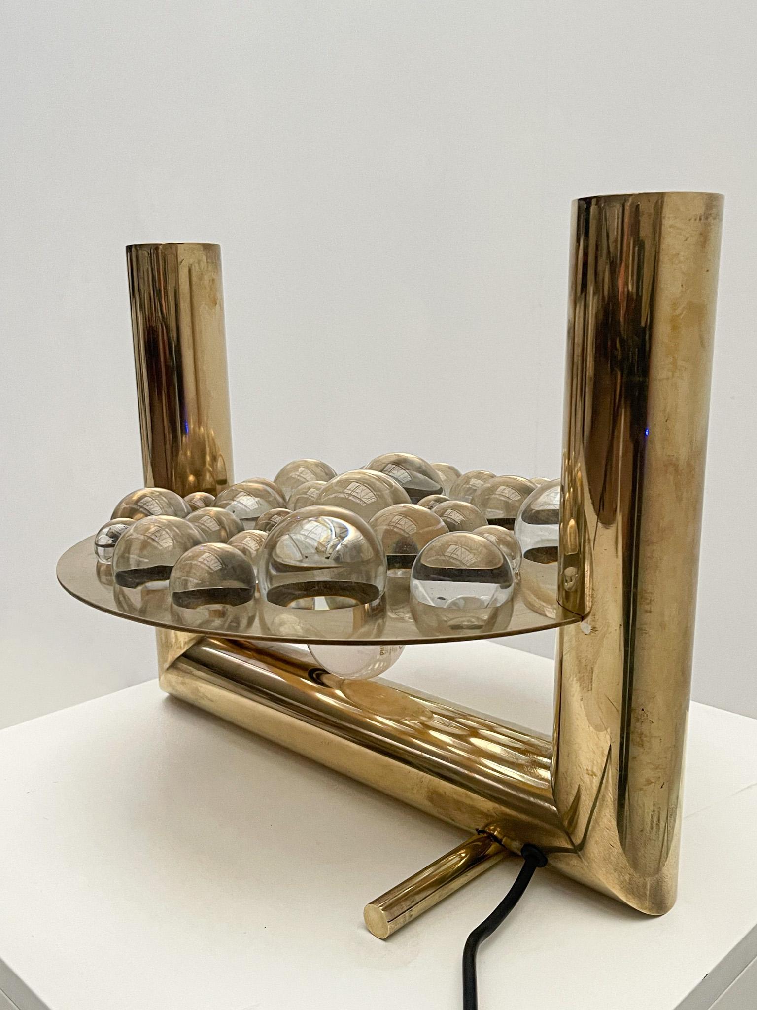 Lampe de table à boules en laiton et verre en vente 3