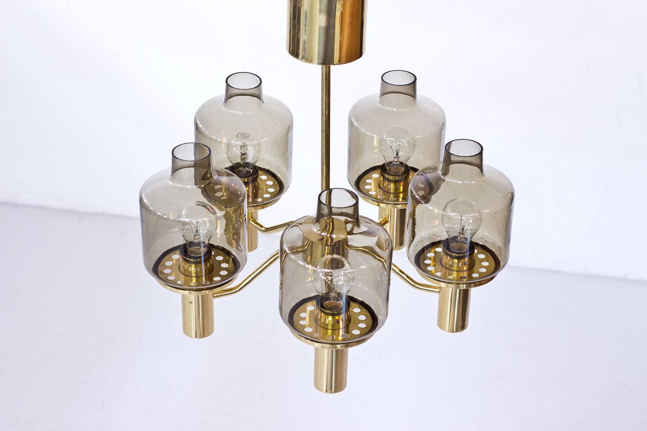 T 507 “PRIOR” chandelier designed by Hans-Agne Jakobsson, manufactured by his own company: Hans-Agne Jakobsson AB in Markaryd, Sweden during the 1960s. Polished
brass frame, shades in light smoke color glass.