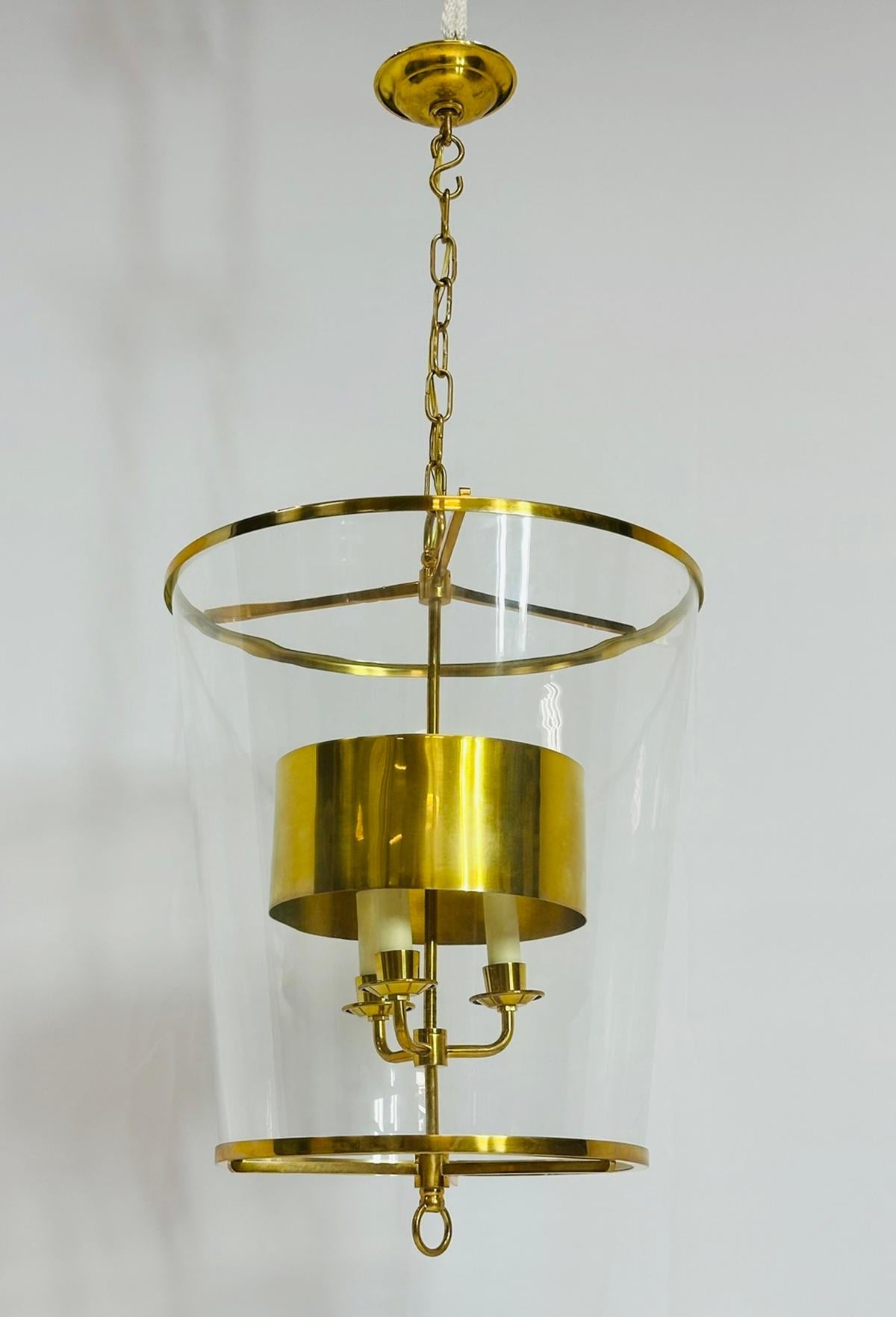 Lanterna in ottone massiccio e vetro soffiato a mano progettata e prodotta nel Regno Unito da Vaughan Designs.  

Il pezzo ha linee bellissime ed è perfetto per gli interni di metà secolo o contemporanei.  

Misure: 
 37 pollici di altezza totale x