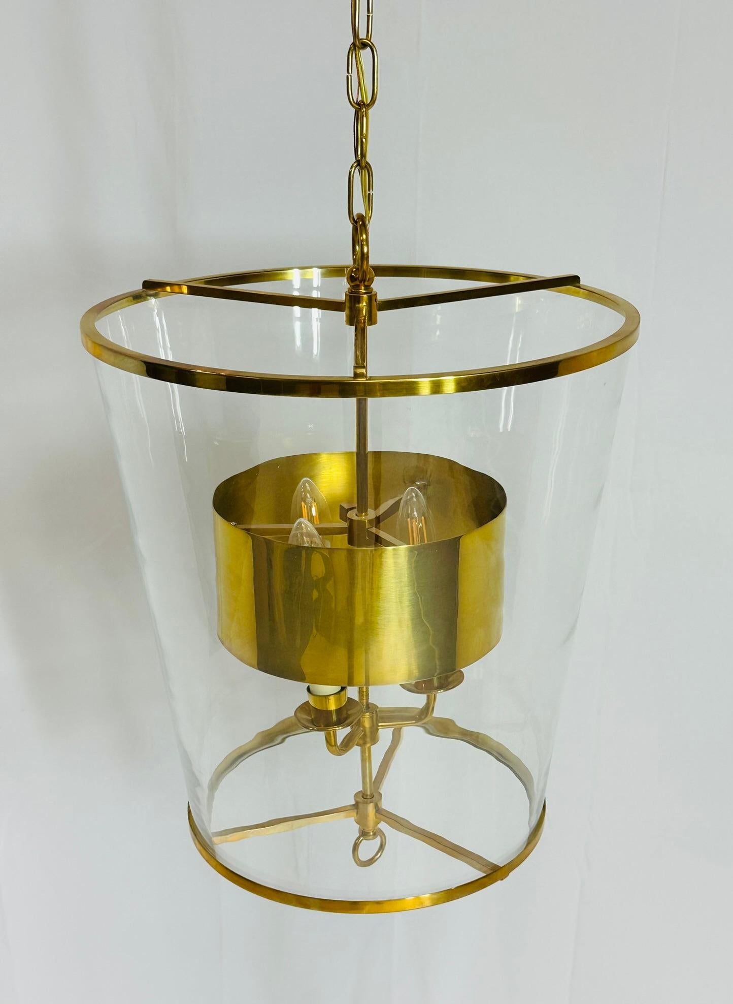 XXI secolo e contemporaneo Lampadario in ottone e vetro di Vaughan Lighting in vendita