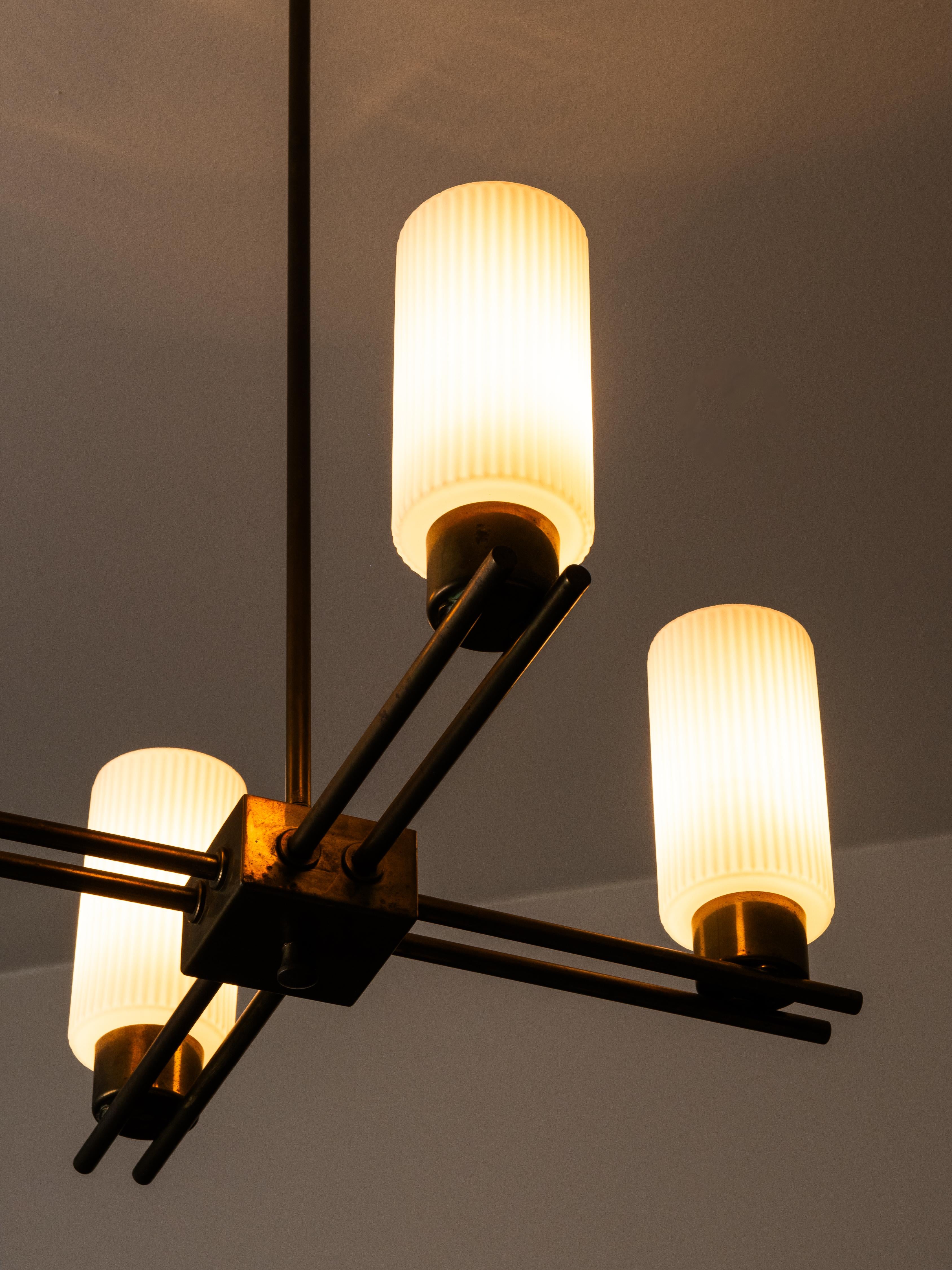 Araña de latón y cristal Model ER 174 de Itsu, Finlandia, años 50 Finlandés en venta