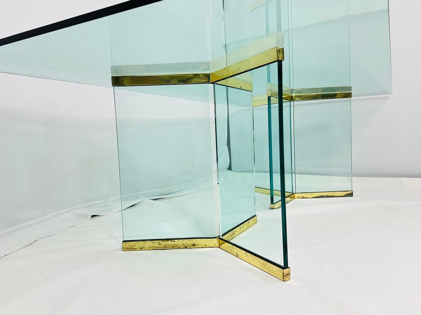 Table de salle à manger en laiton et verre de Leon Rosen pour Pace Collection en vente 3