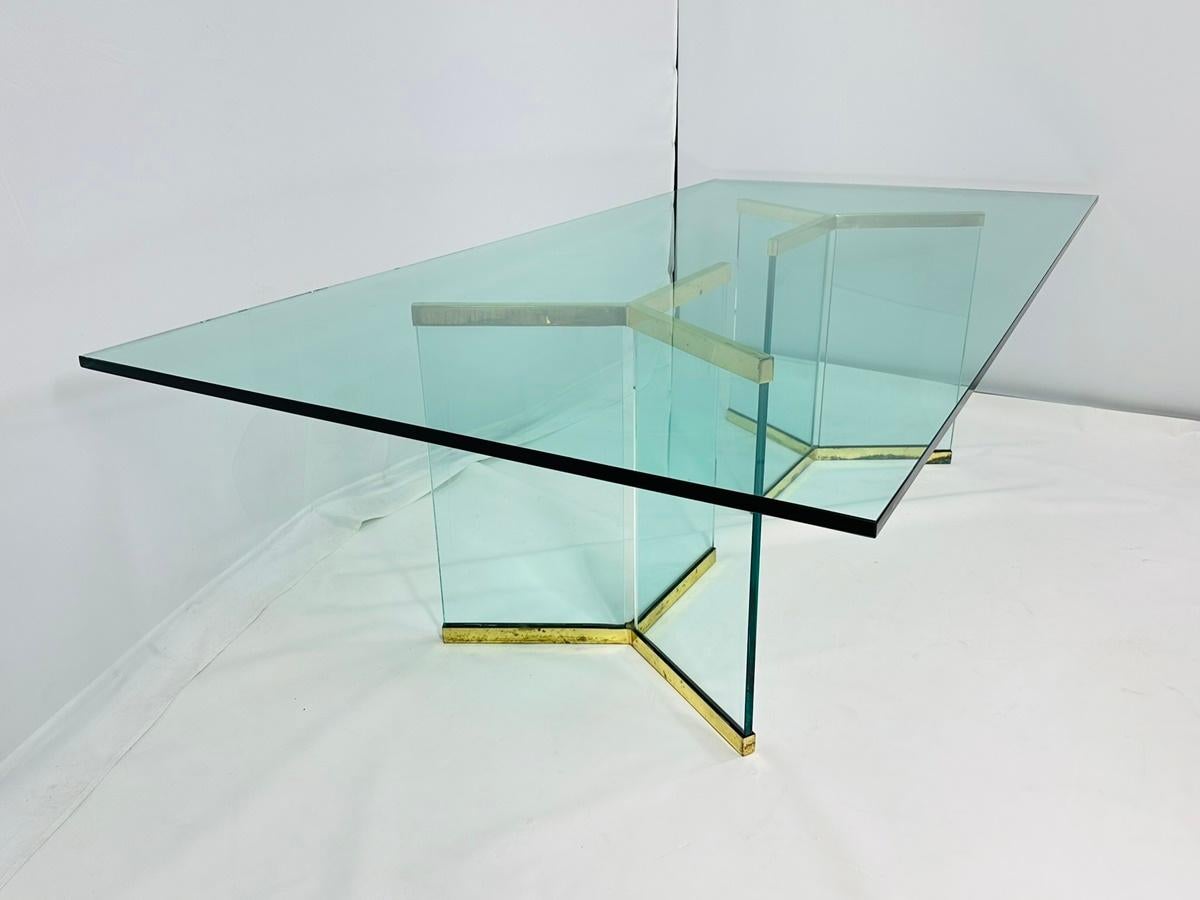 Table de salle à manger vintage conçue et fabriquée aux États-Unis par Leon Rosen pour Pace Collection.

La table possède 2 grands piédestaux qui sont en verre épais et des capuchons en métal plaqué laiton.

La table peut facilement accueillir 10