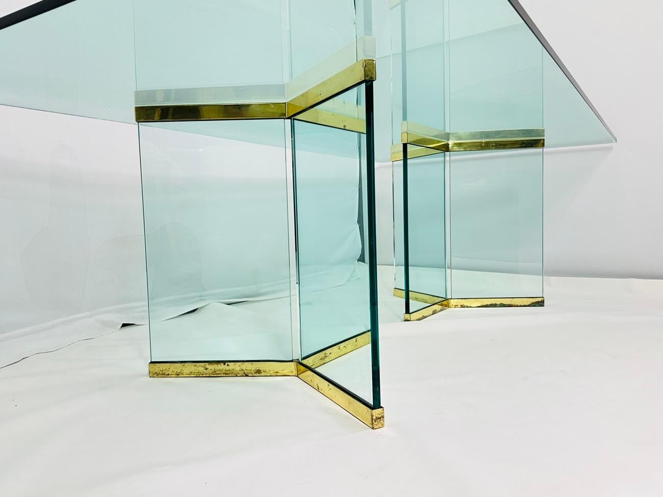 Mid-Century Modern Table de salle à manger en laiton et verre de Leon Rosen pour Pace Collection en vente