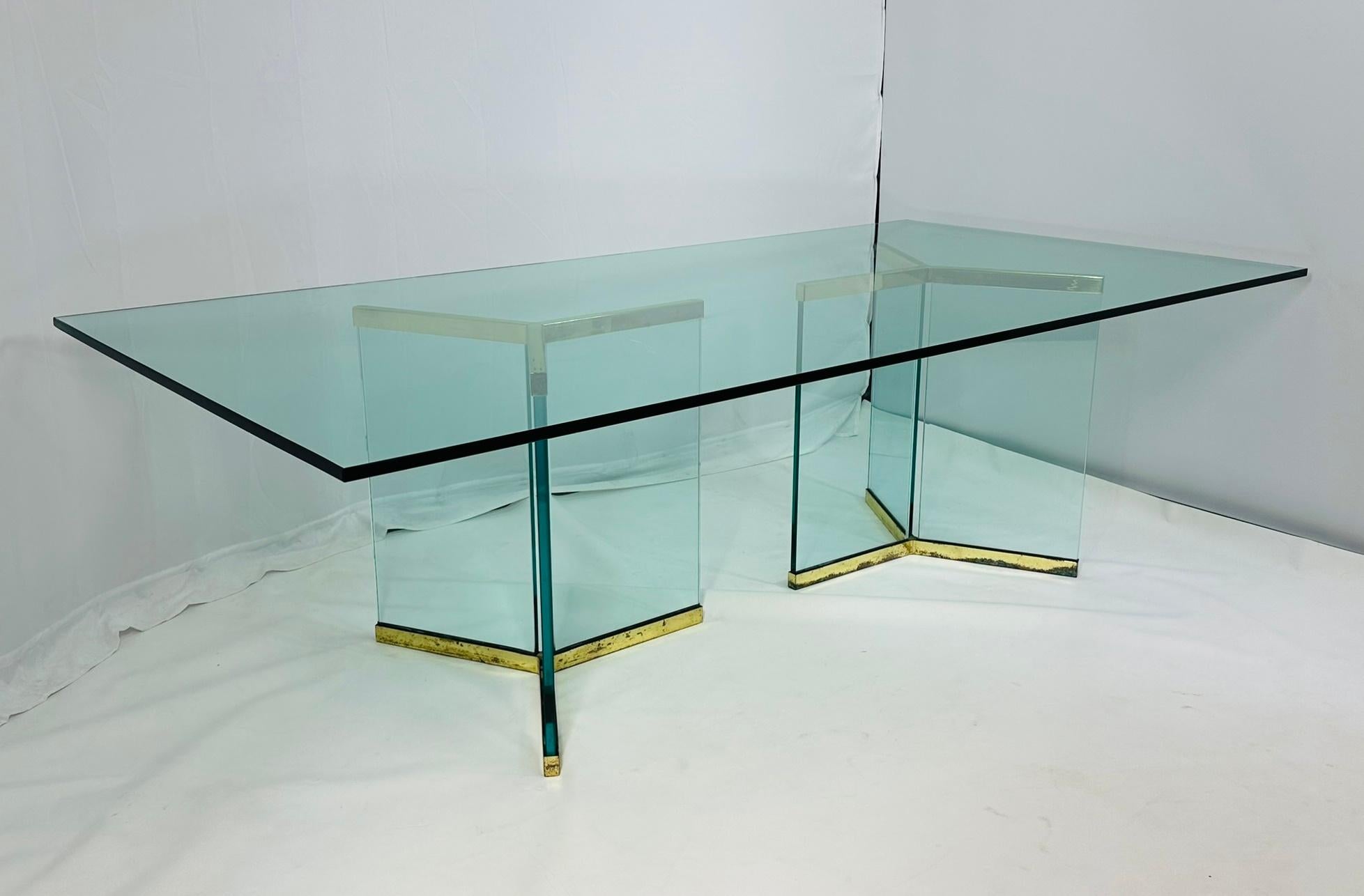 Américain Table de salle à manger en laiton et verre de Leon Rosen pour Pace Collection en vente
