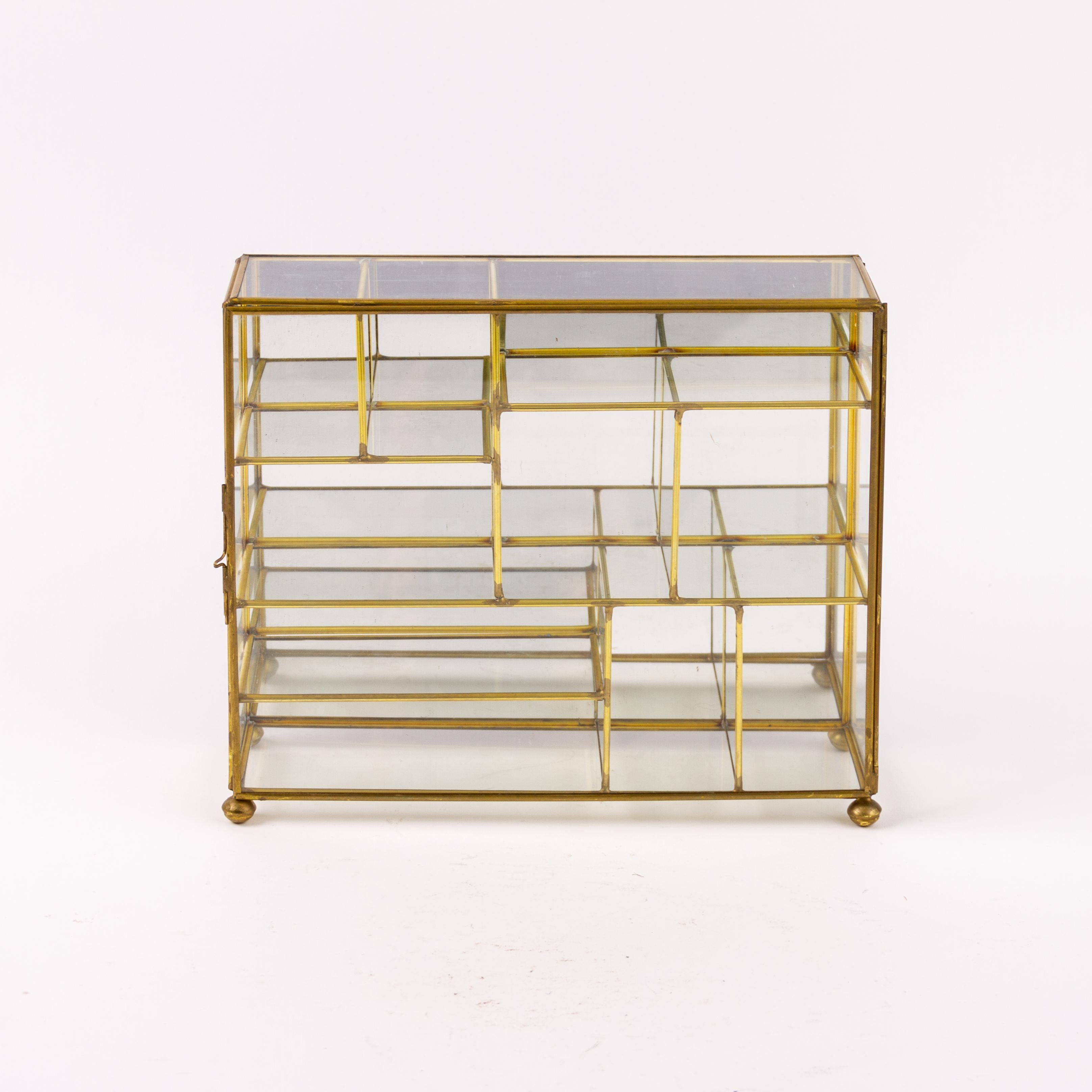 Brass Glass Display Case 

Good condition
Free international shipping.