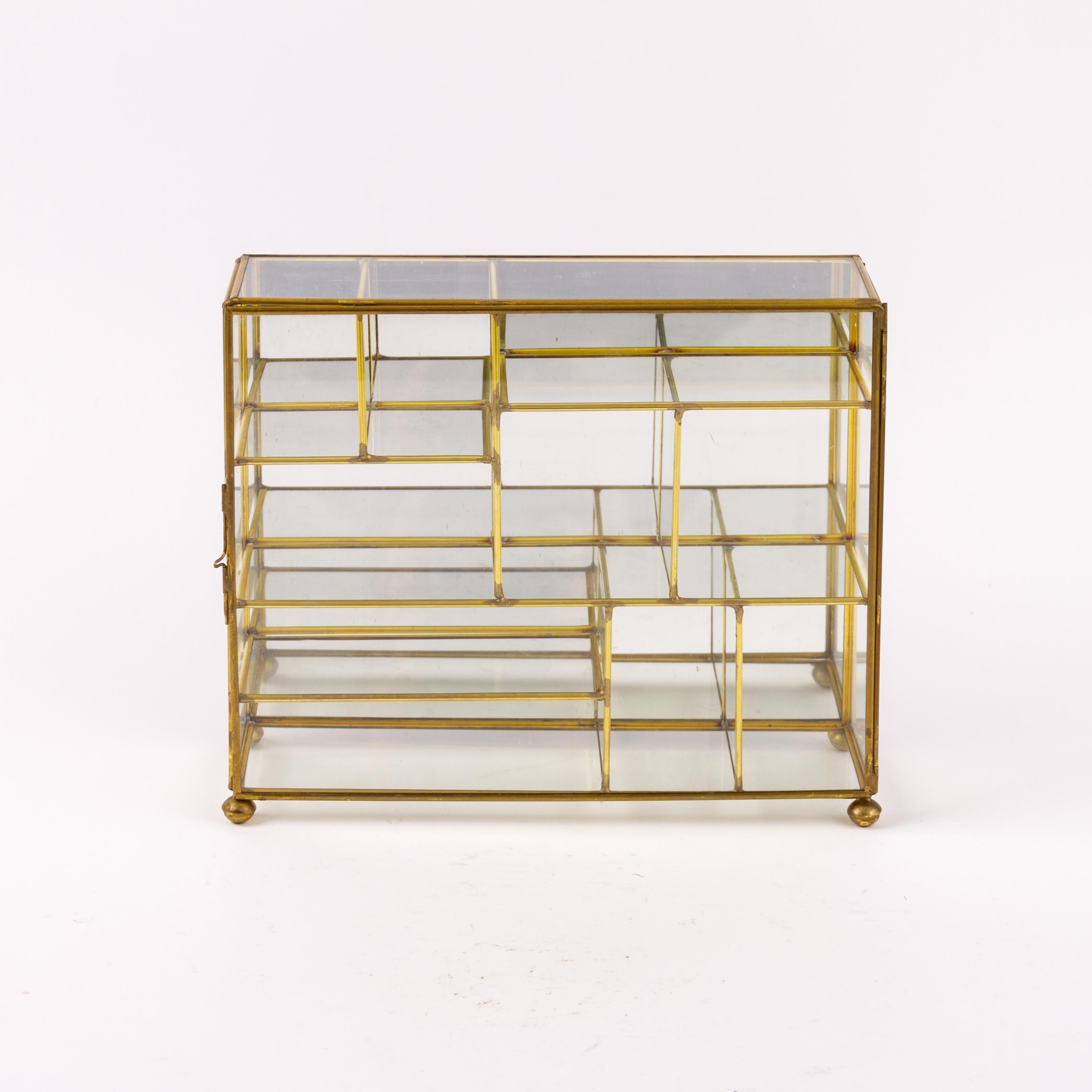 Vitrine en verre en laiton 

Bon état
Expédition internationale gratuite.
