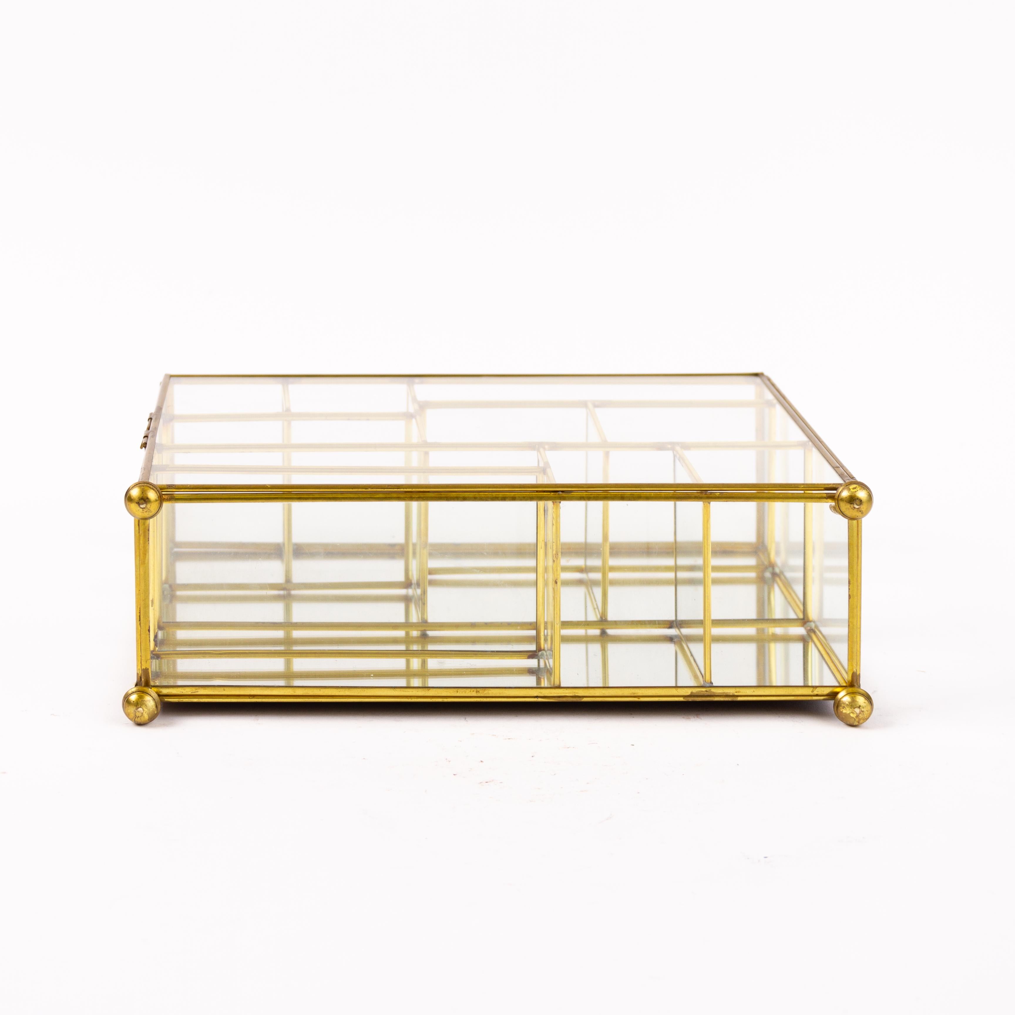 20ième siècle Vitrine en laiton pour bibelots et bijoux en vente