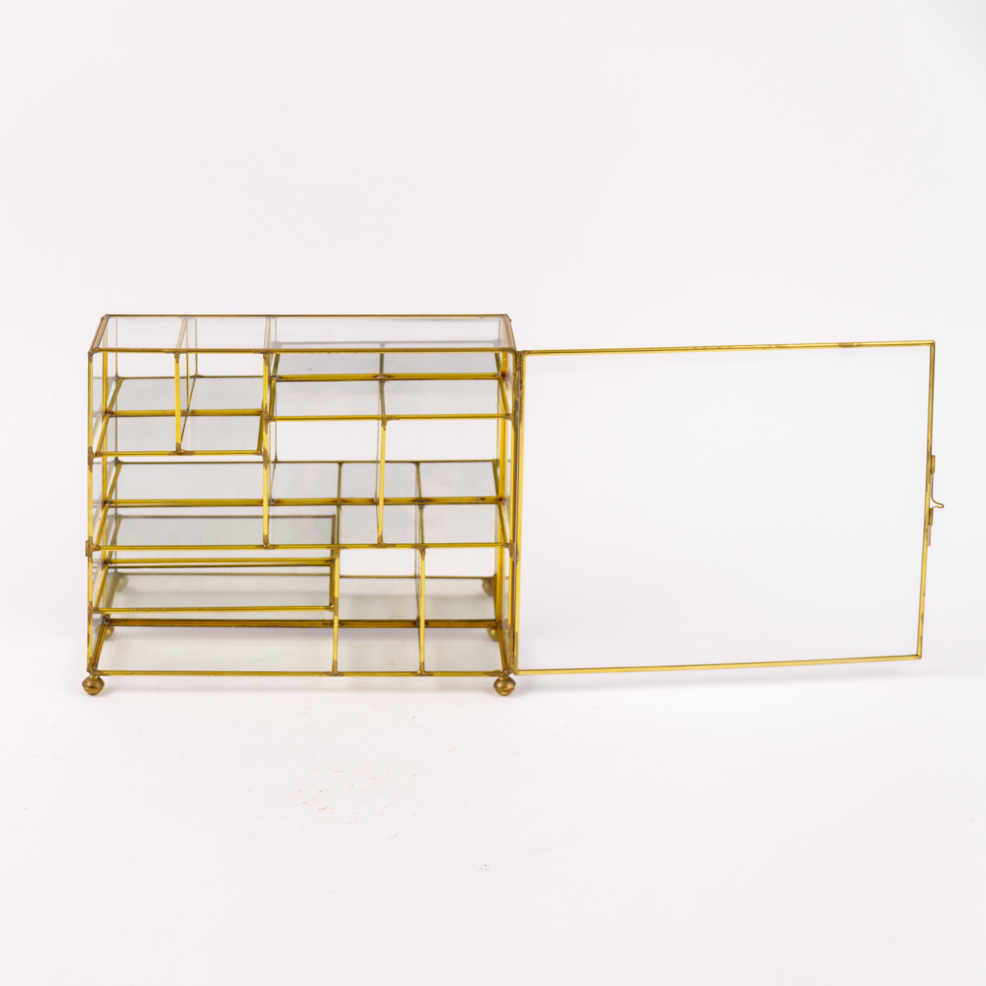 Verre Vitrine en laiton pour bibelots et bijoux en vente