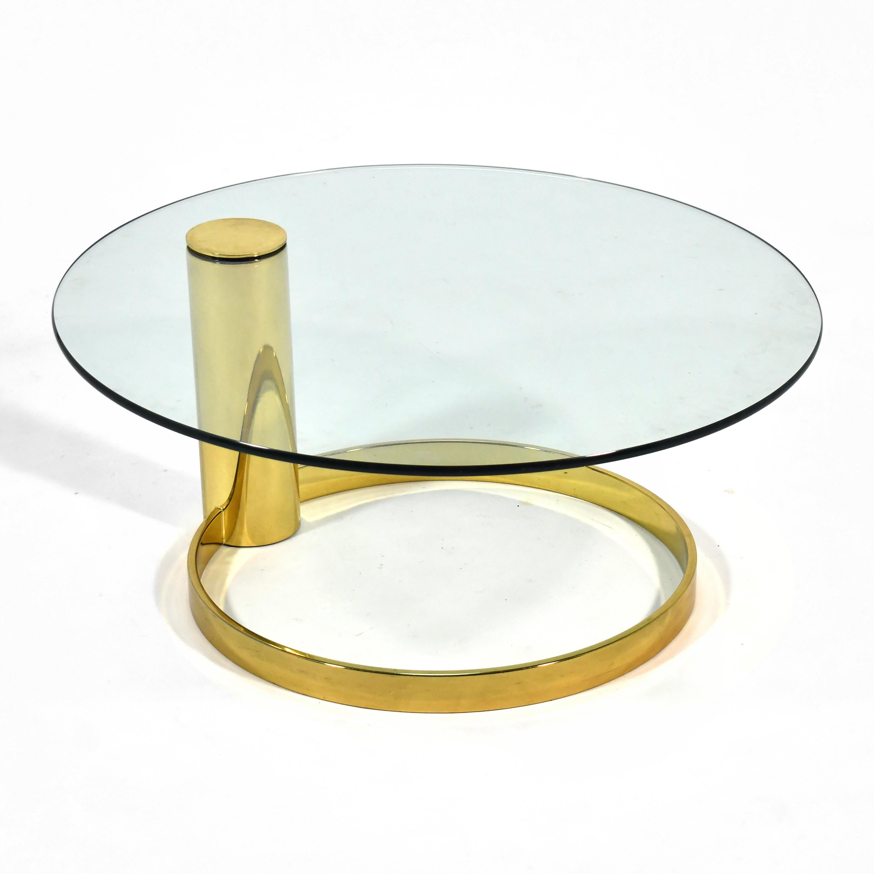 Cette élégante table basse est dotée d'une base en laiton avec une seule colonne décalée qui supporte un plateau en verre rond en porte-à-faux. 
Attribué à John Mascheroni pour Swaim.


16 