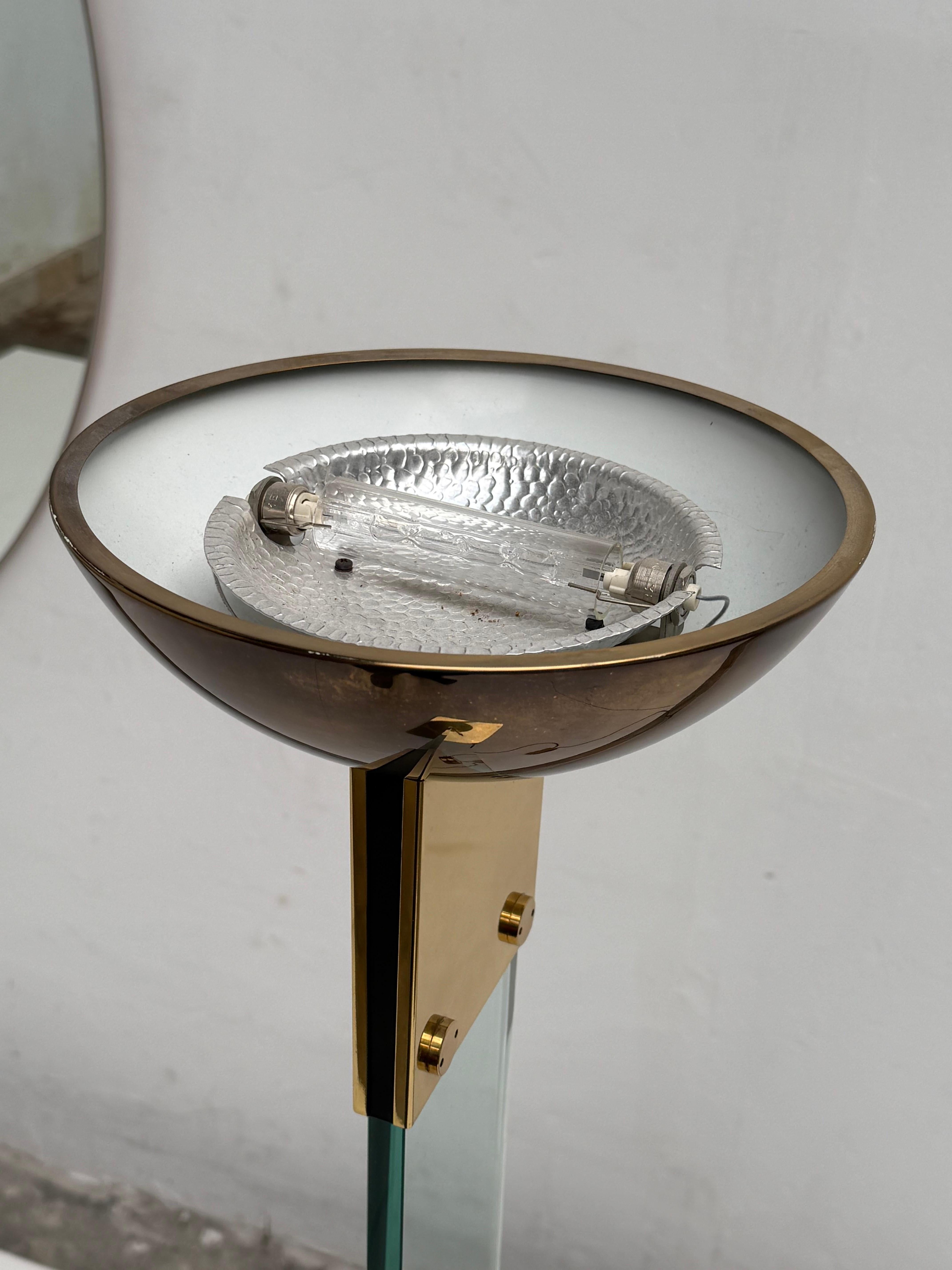 Lámpara de pie de latón y cristal 