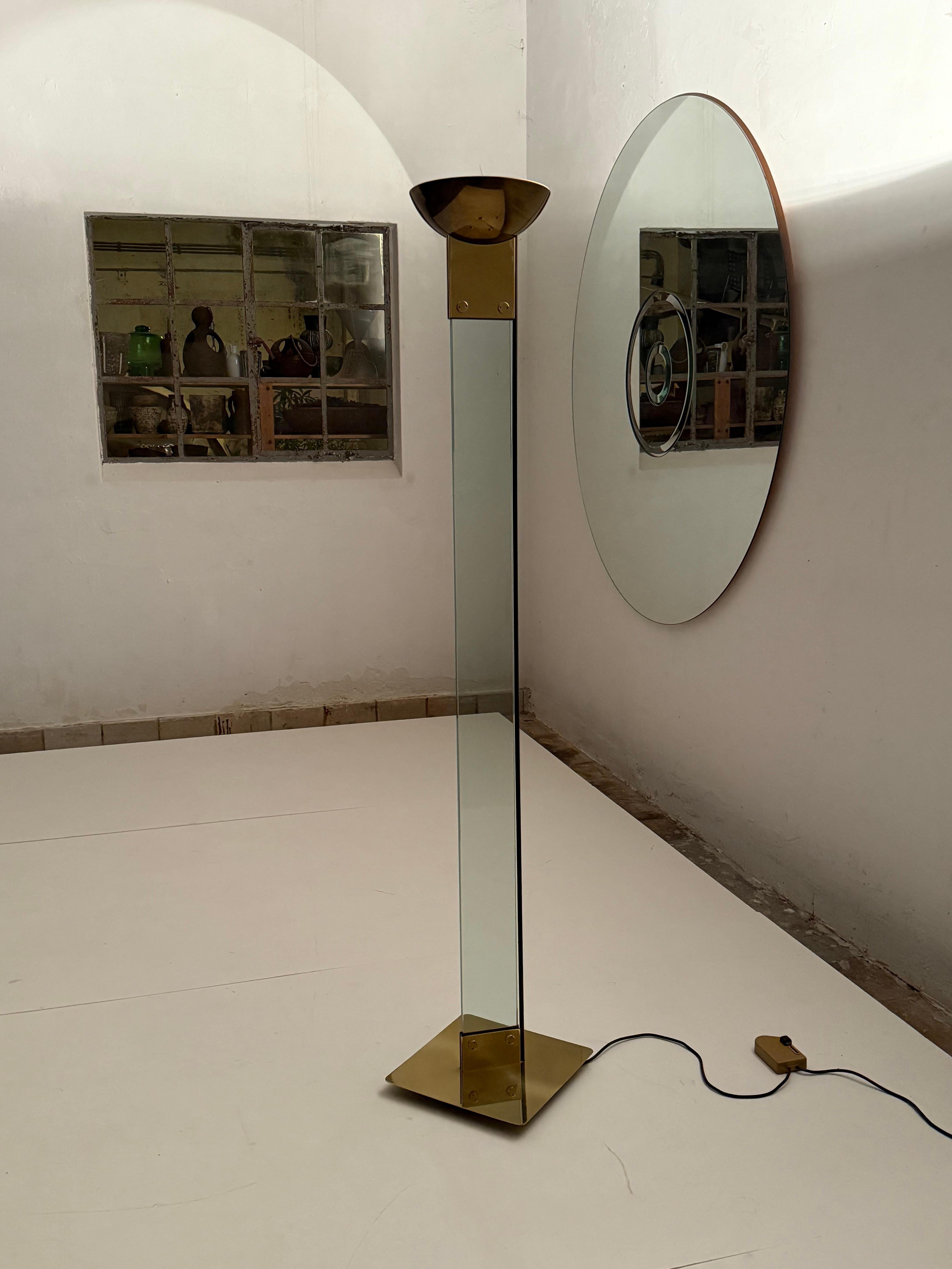 Lámpara de pie de latón y cristal 