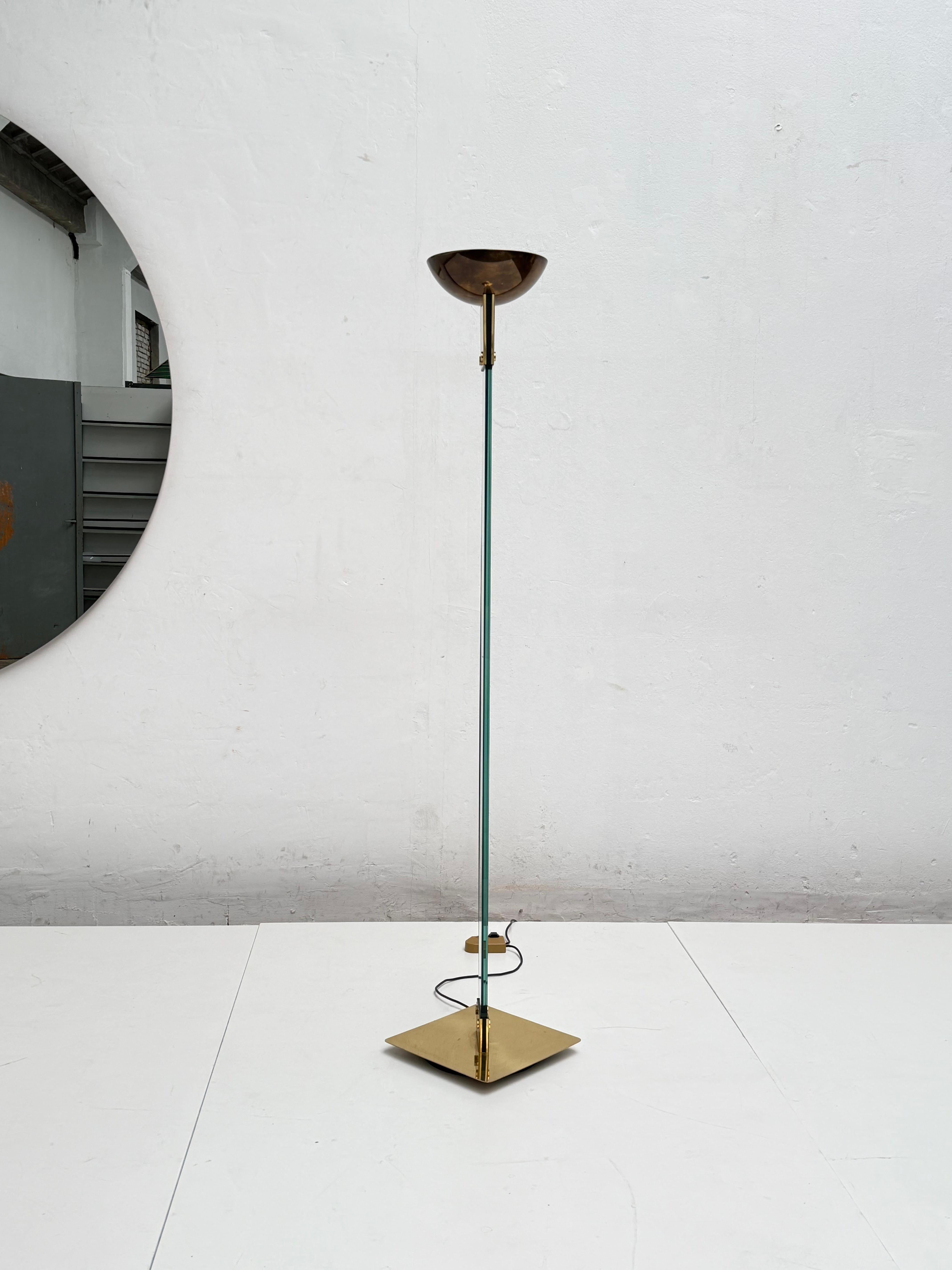 Clear glass and brass floor lamp designed by designer Max Baguara in 1979 and manufactured by Lamperti, Italy

With dimmer switch and halogen bulb

Very good original vintage condition.