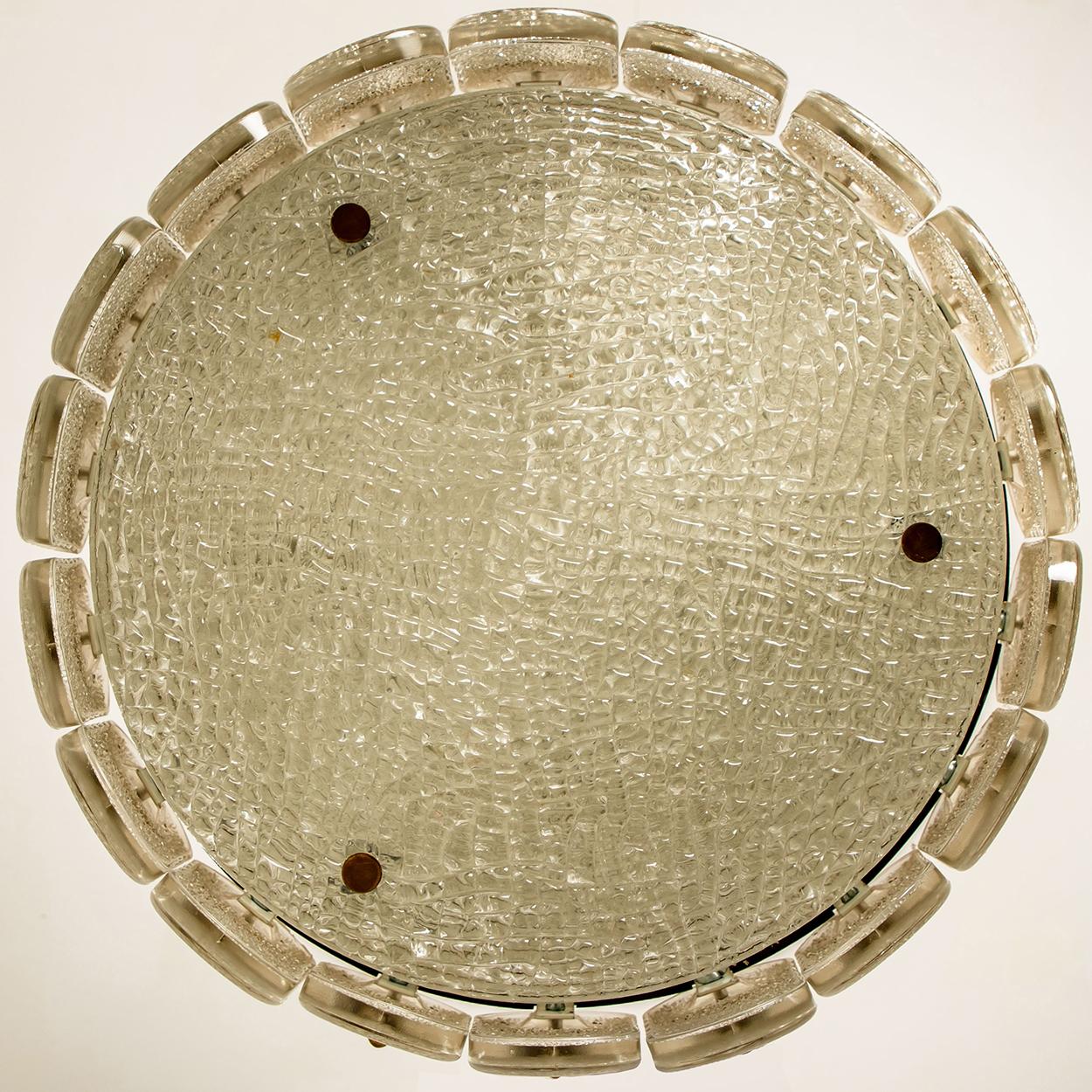 Un luminaire en verre composé de plusieurs pièces de verre texturé accrochées autour d'une plaque de verre texturé avec des ferrures en laiton 
par Kaiser Leuchten Allemand, vers les années 1960.

Nettoyé, bien câblé et prêt à être utilisé. Le