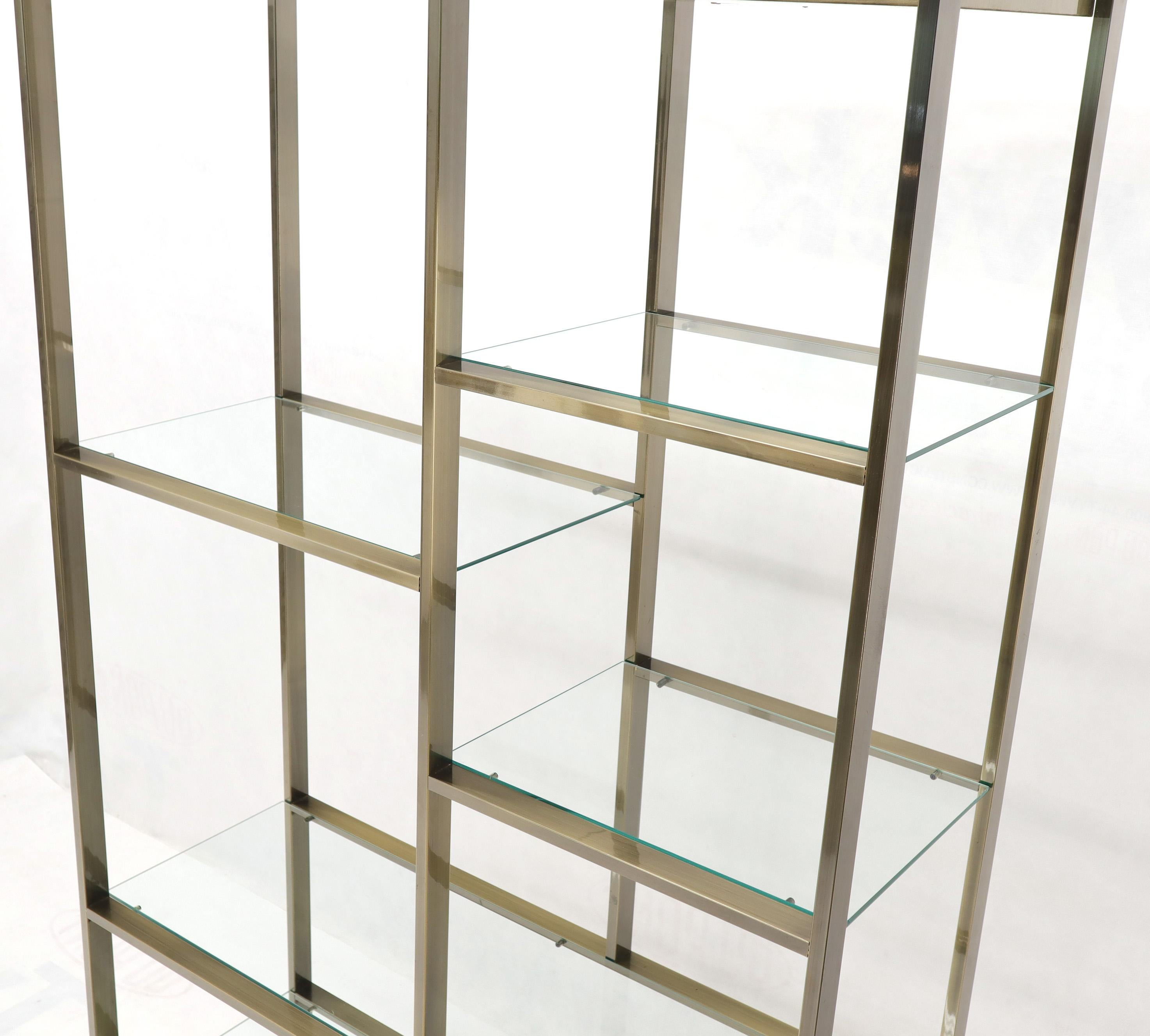 Ottone Vitrina Étagère illuminata in ottone e vetro in vendita