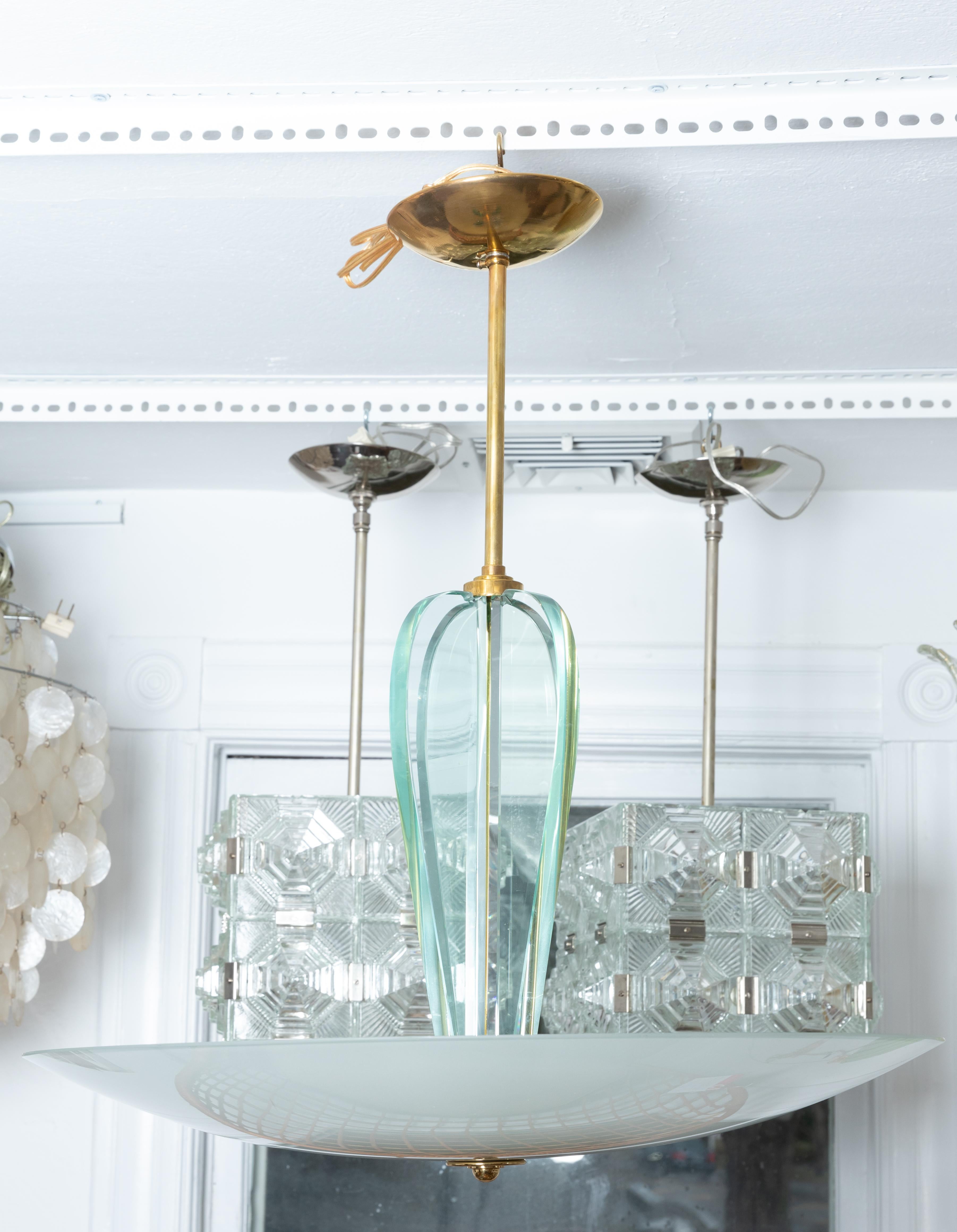 Mid-Century Modern Lampe à suspension en laiton et verre avec abat-jour en forme de soucoupe en verre dépoli en vente