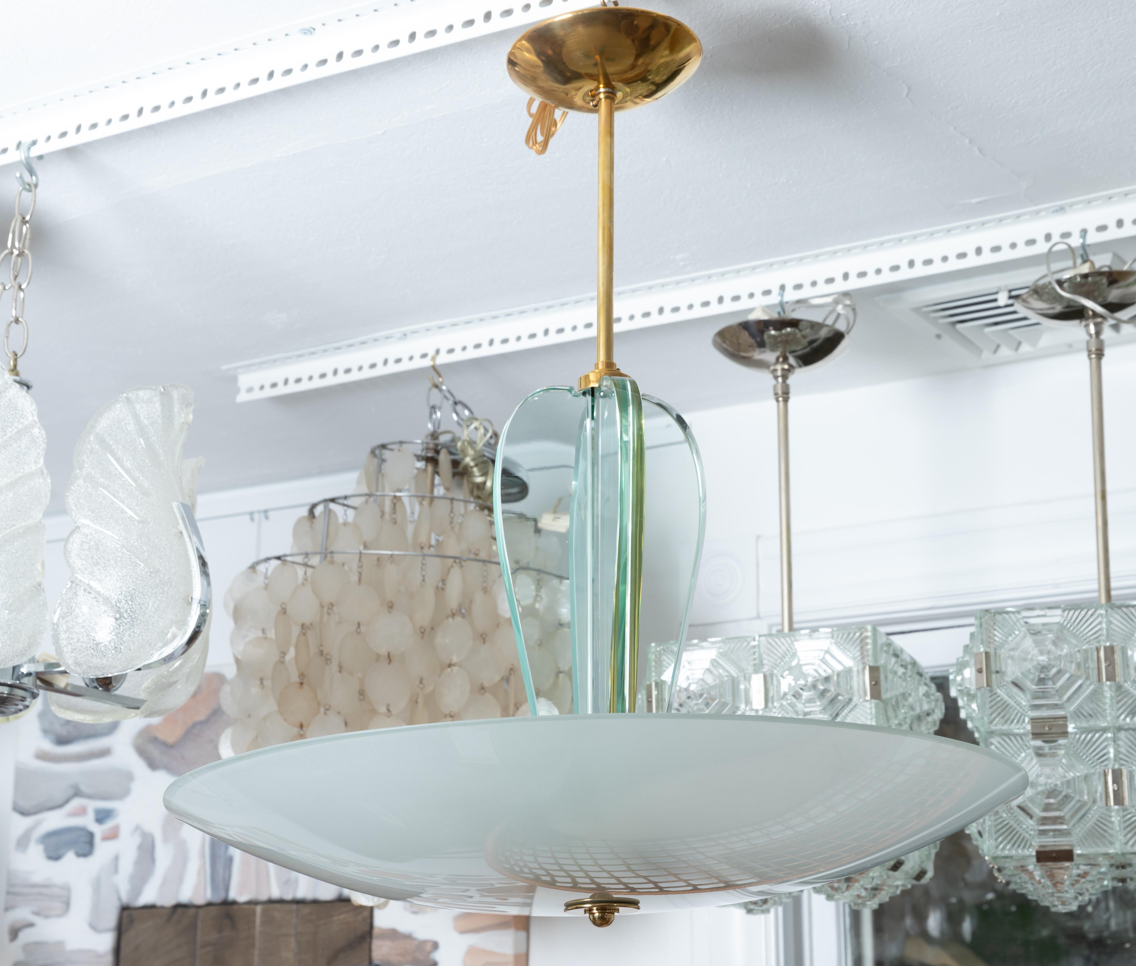 Hängeleuchte aus Messing und Glas mit mattiertem Glasschirm in Untertassen-Form (20. Jahrhundert) im Angebot