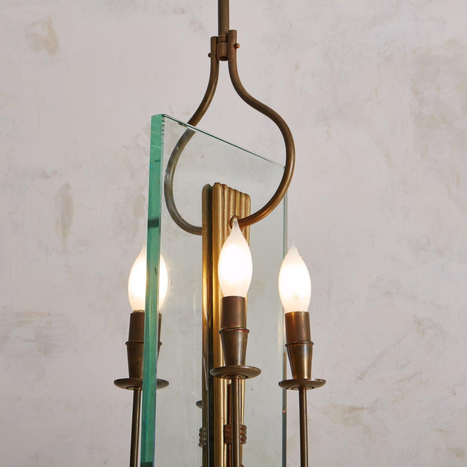 Lampe à suspension en laiton et verre dans le style de Fontana Arte, XXe siècle Bon état - En vente à Chicago, IL